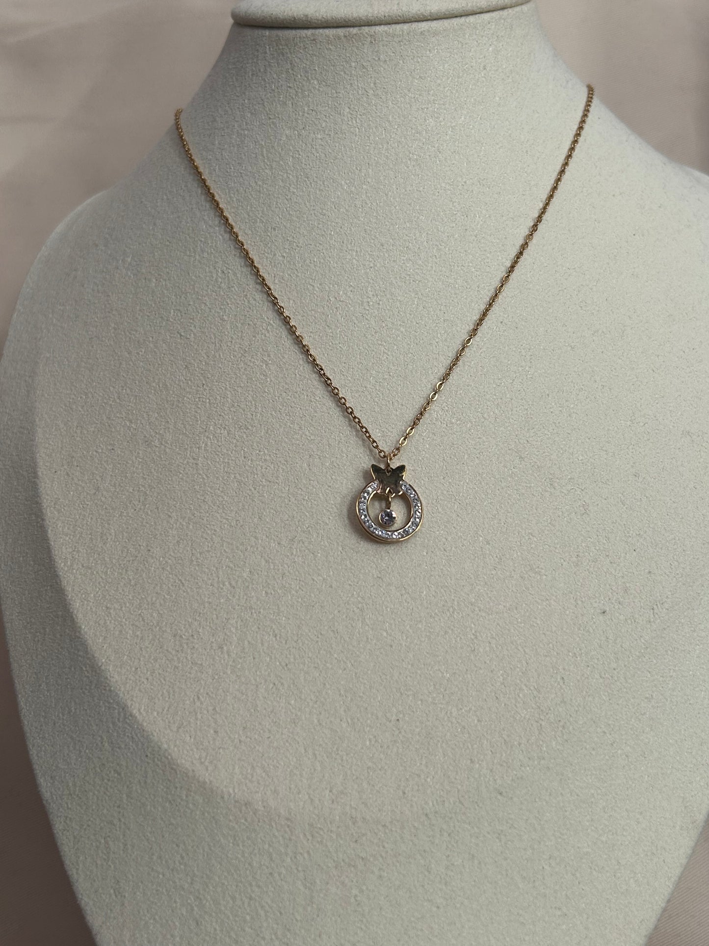 Stalen ketting met vlinderhanger en met stras bezette cirkel|Beautiva Boutique