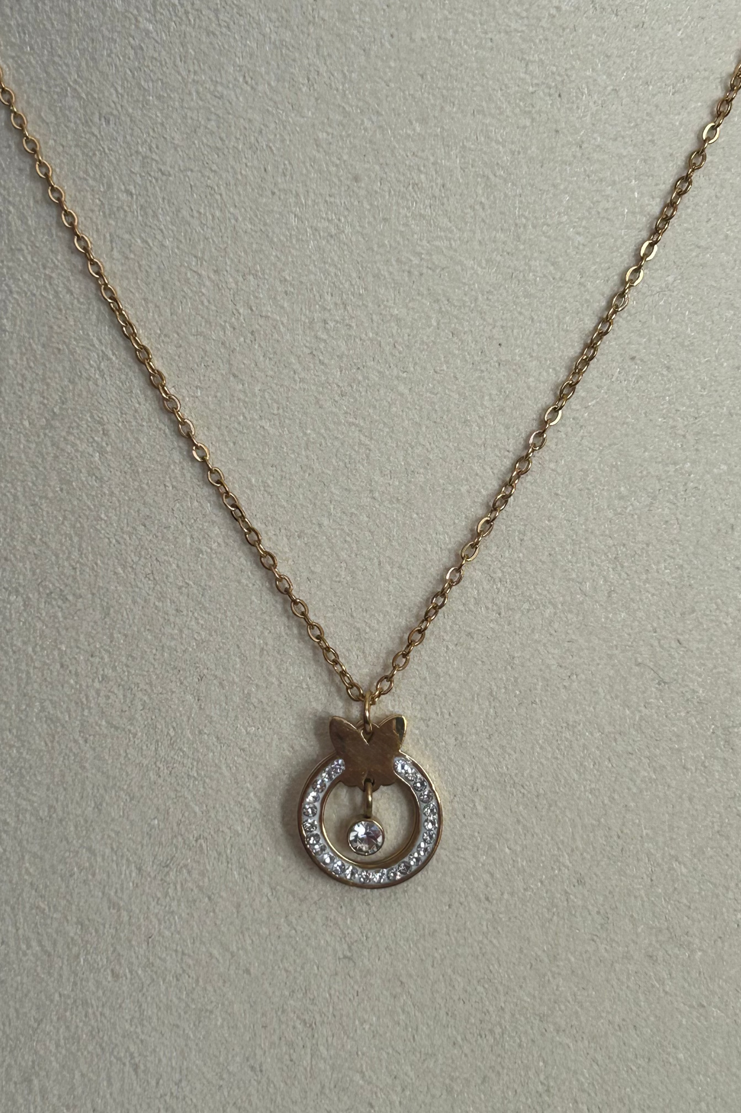 Stalen ketting met vlinderhanger en met stras bezette cirkel|Beautiva Boutique