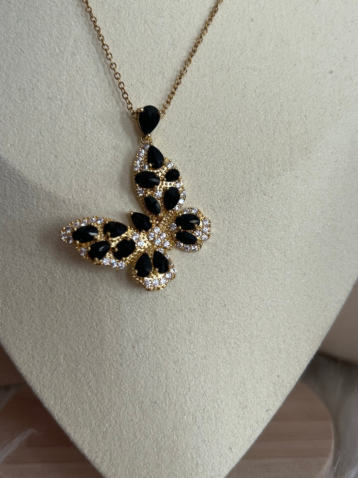 Tijdloze vlinderketting van roestvrij staal met kristal: Zwart|Beautiva Boutique