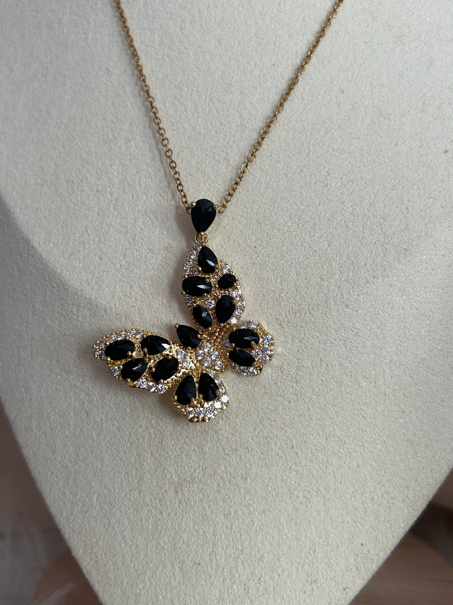 Tijdloze vlinderketting van roestvrij staal met kristal: Zwart|Beautiva Boutique