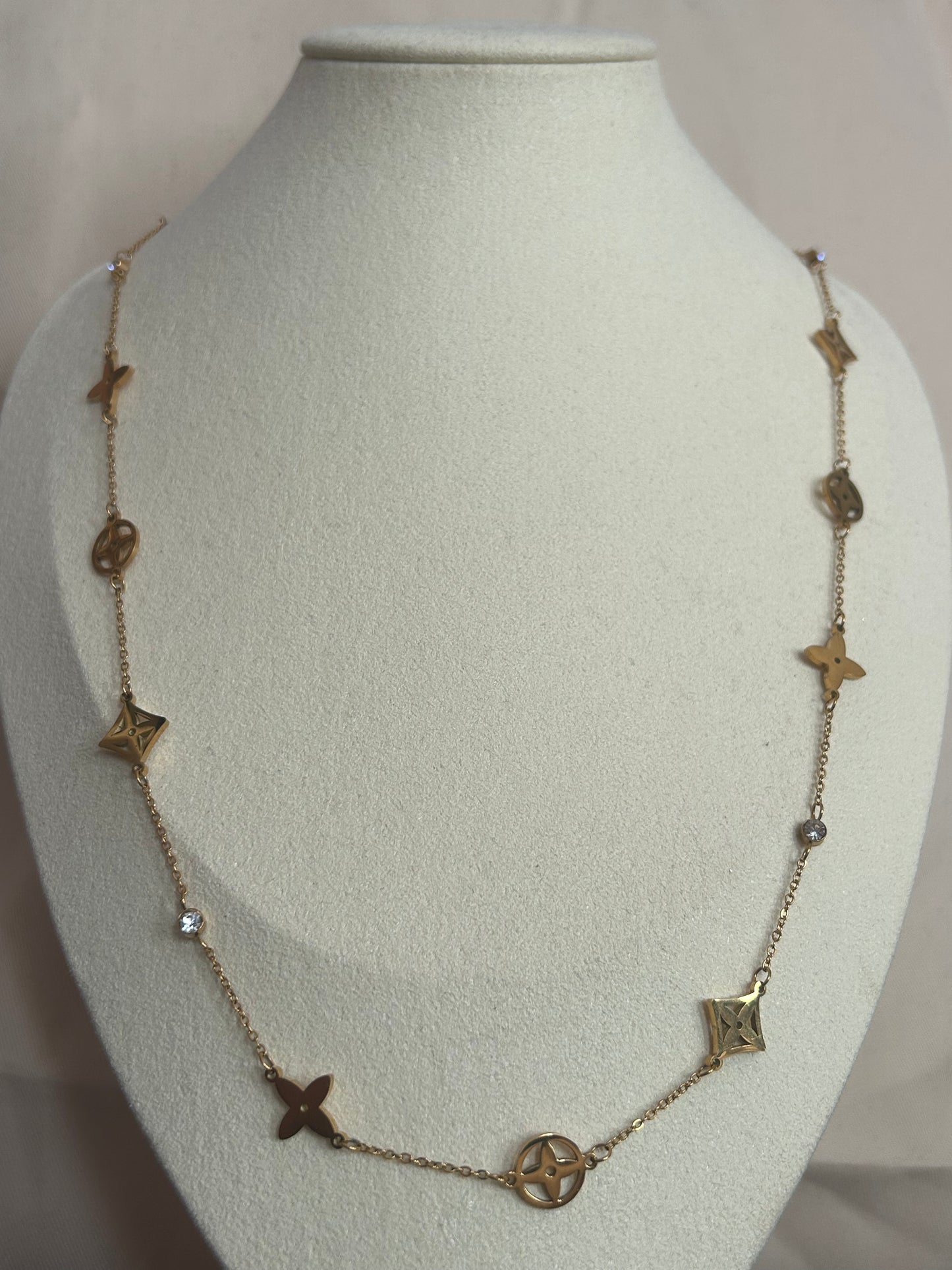 Vergulde Design  ketting van roestvrij staal, bloemenbedels en kristallen|Beautiva Boutique