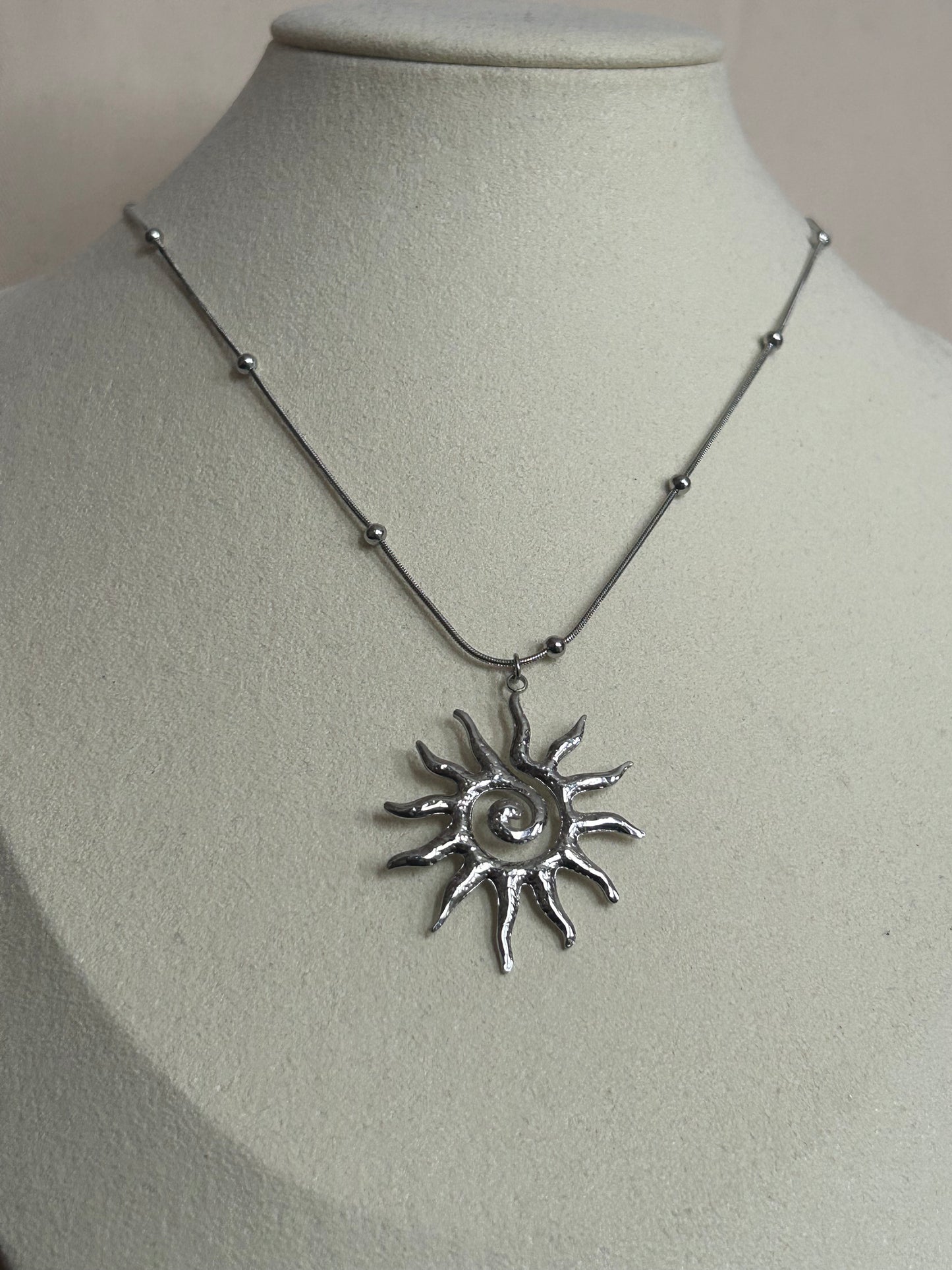 Roestvrijstalen ketting met spiraalvormige zon hanger bohemien Zilver | Beautiva Boutique