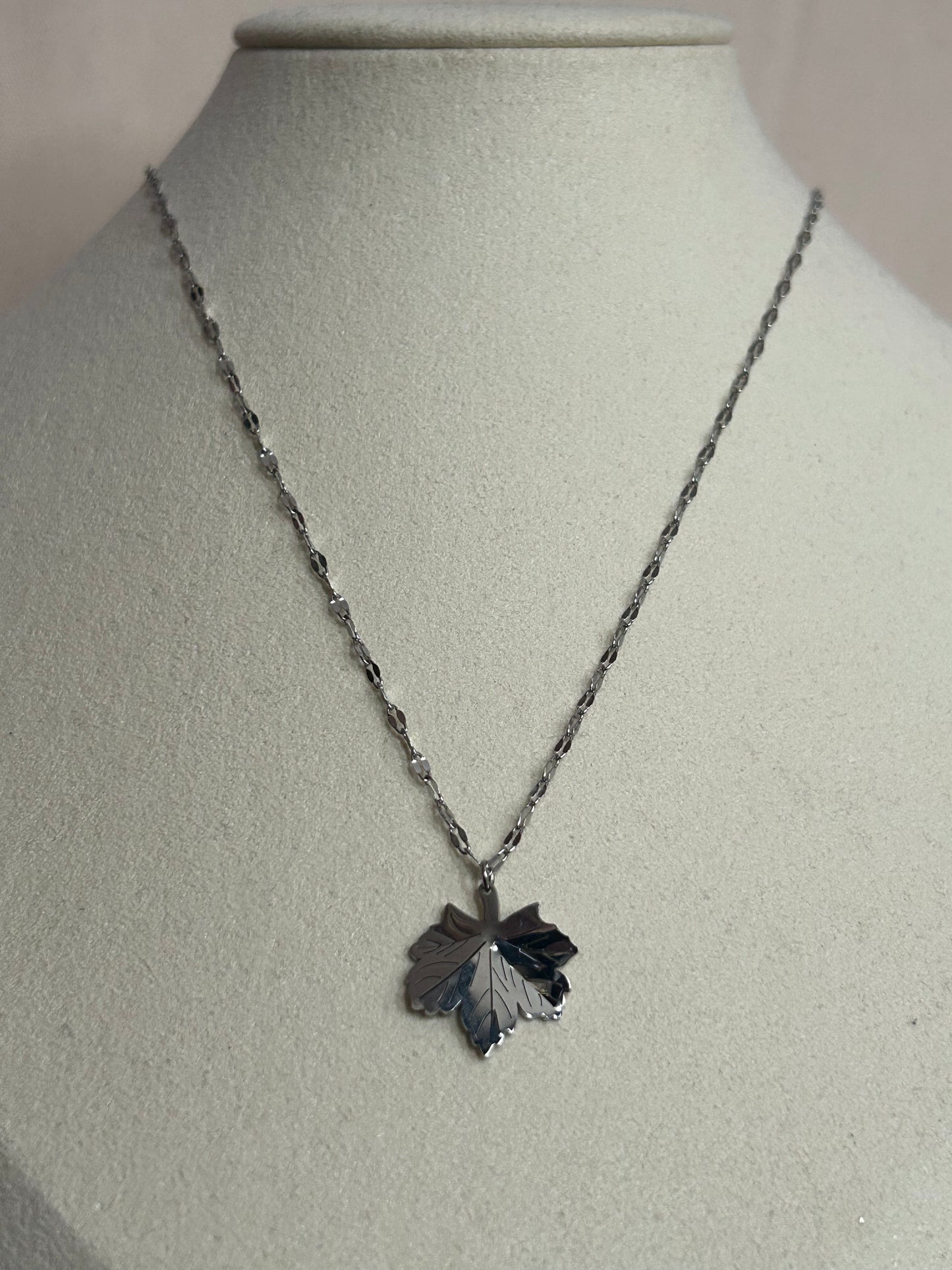Elegante roestvrijstalen blad hanger ketting: Geld|Beautiva Boutique
