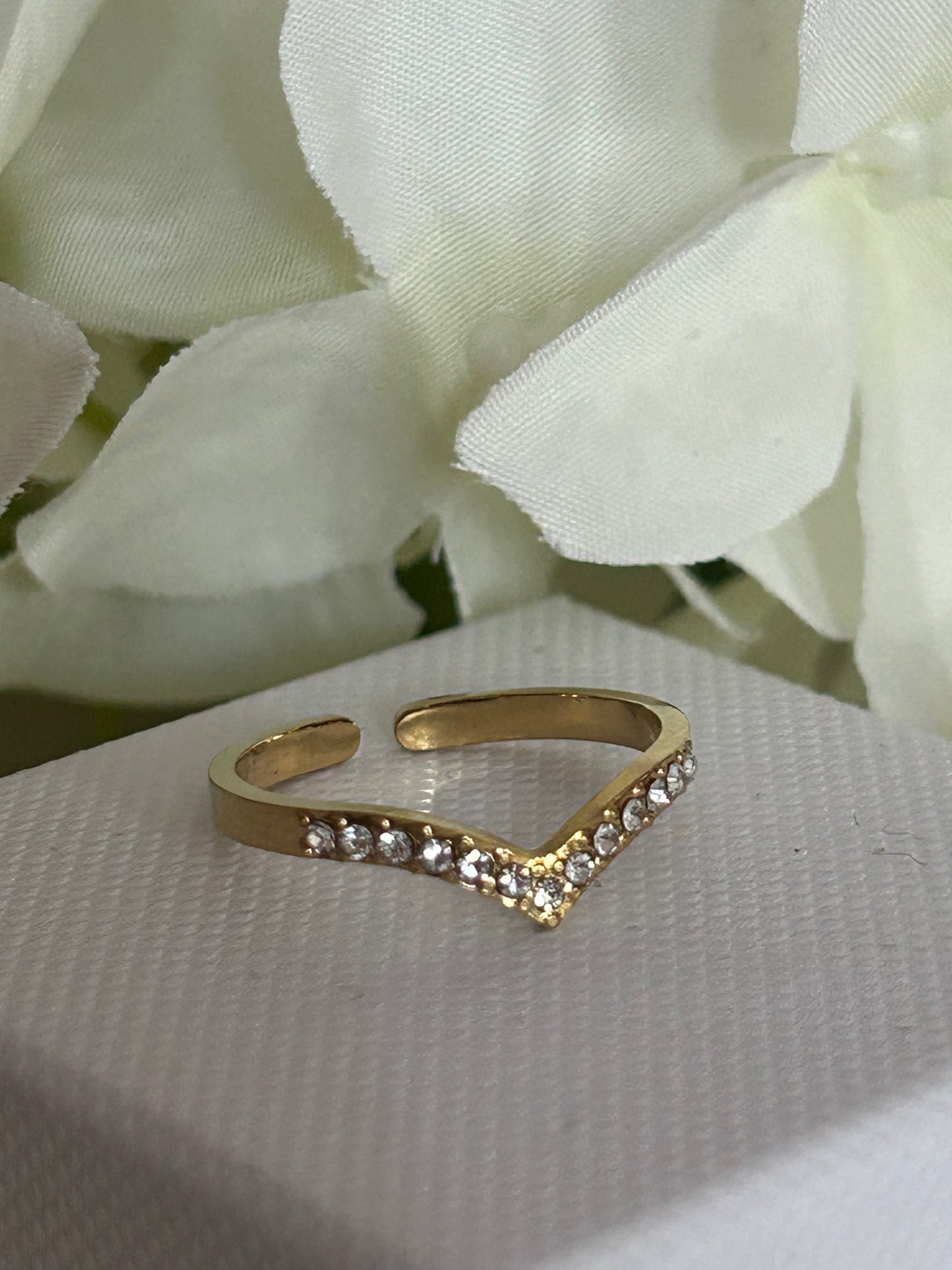 chique V ring met ingezette strass steentjes Roestvrijstaal Verguld |Beautiva Boutique