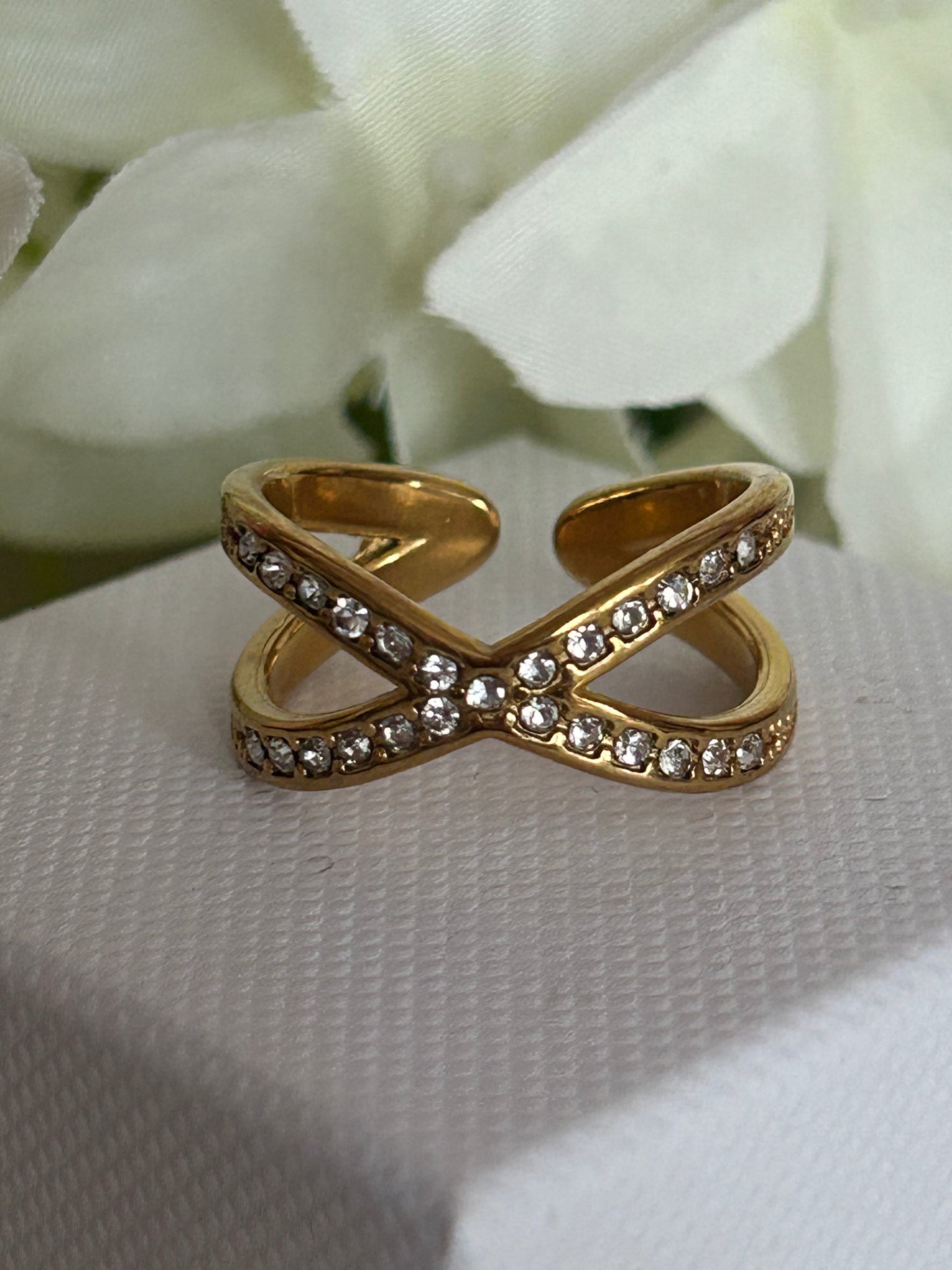 Gouden kruisring met fonkelende stenen van roestvrij staal|Beautiva Boutique