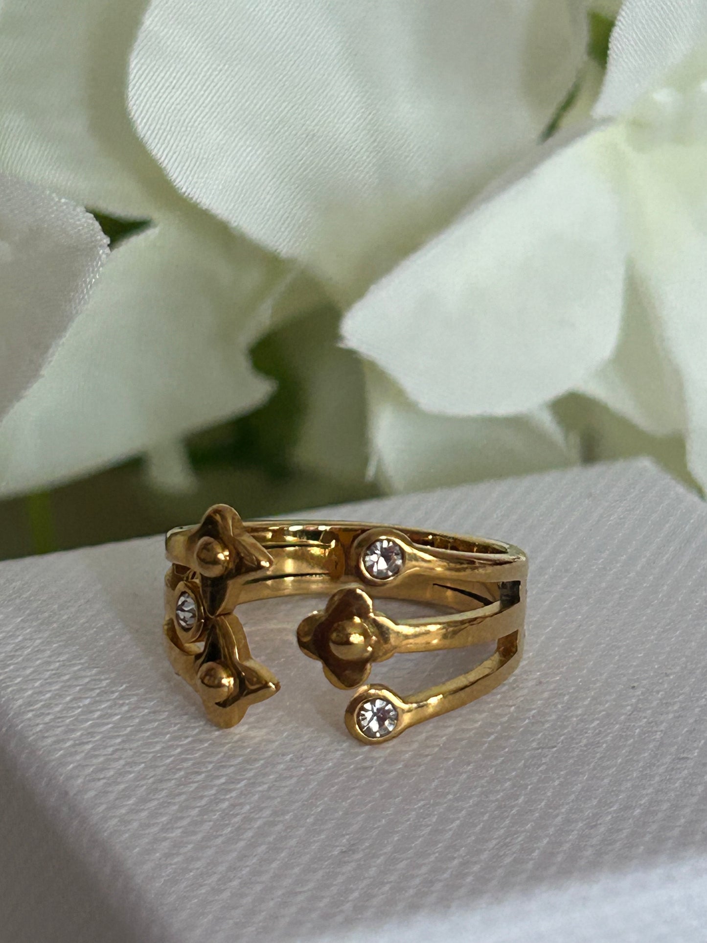 Verstelbare roestvrijstalen Design  ring met ster en fonkelende strass.: Geelgoud|Beautiva Boutique