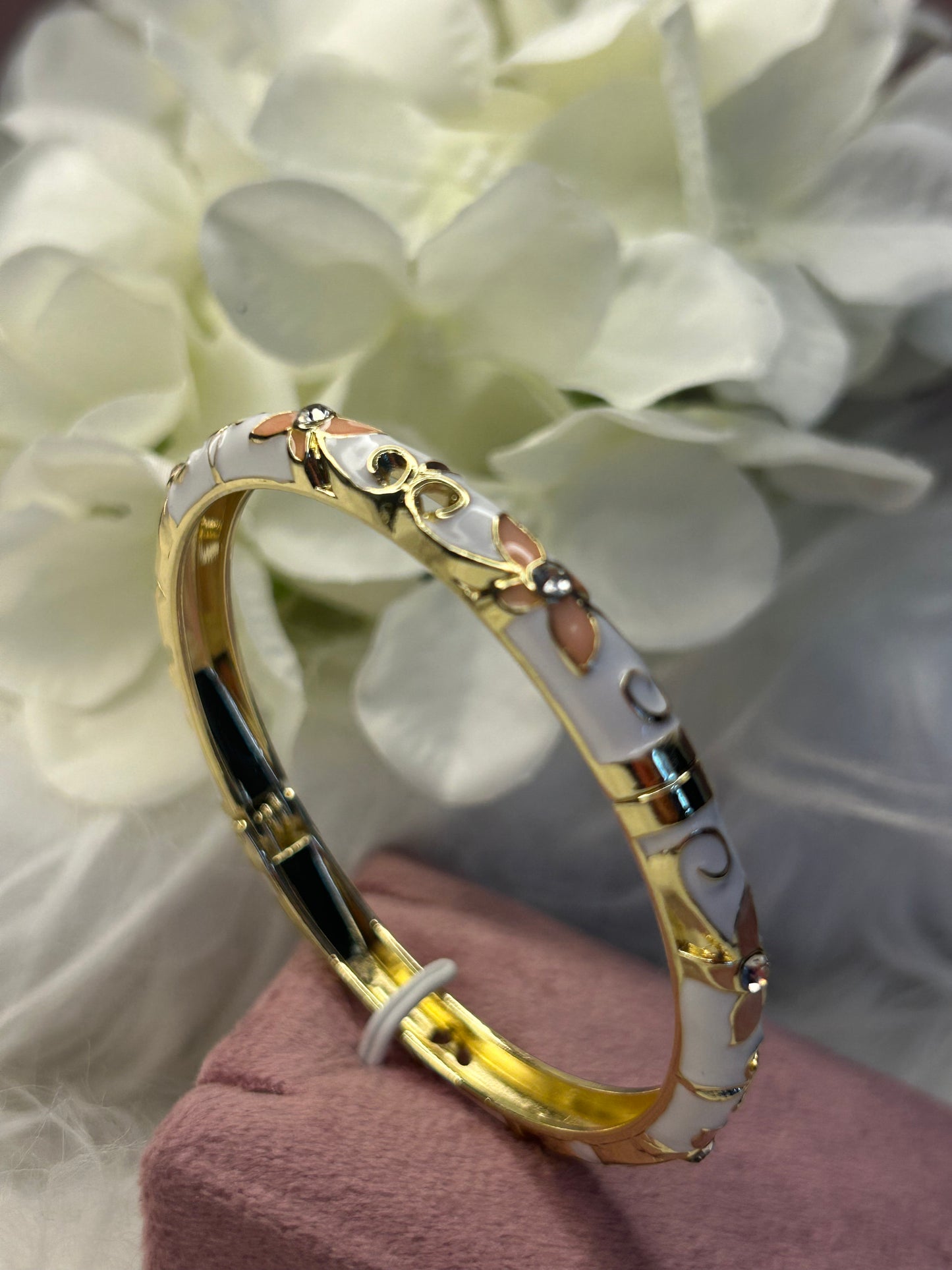 Thaise geëmailleerde joncarmband van messing – bloemmotief: Roze| Beautiva Boutique