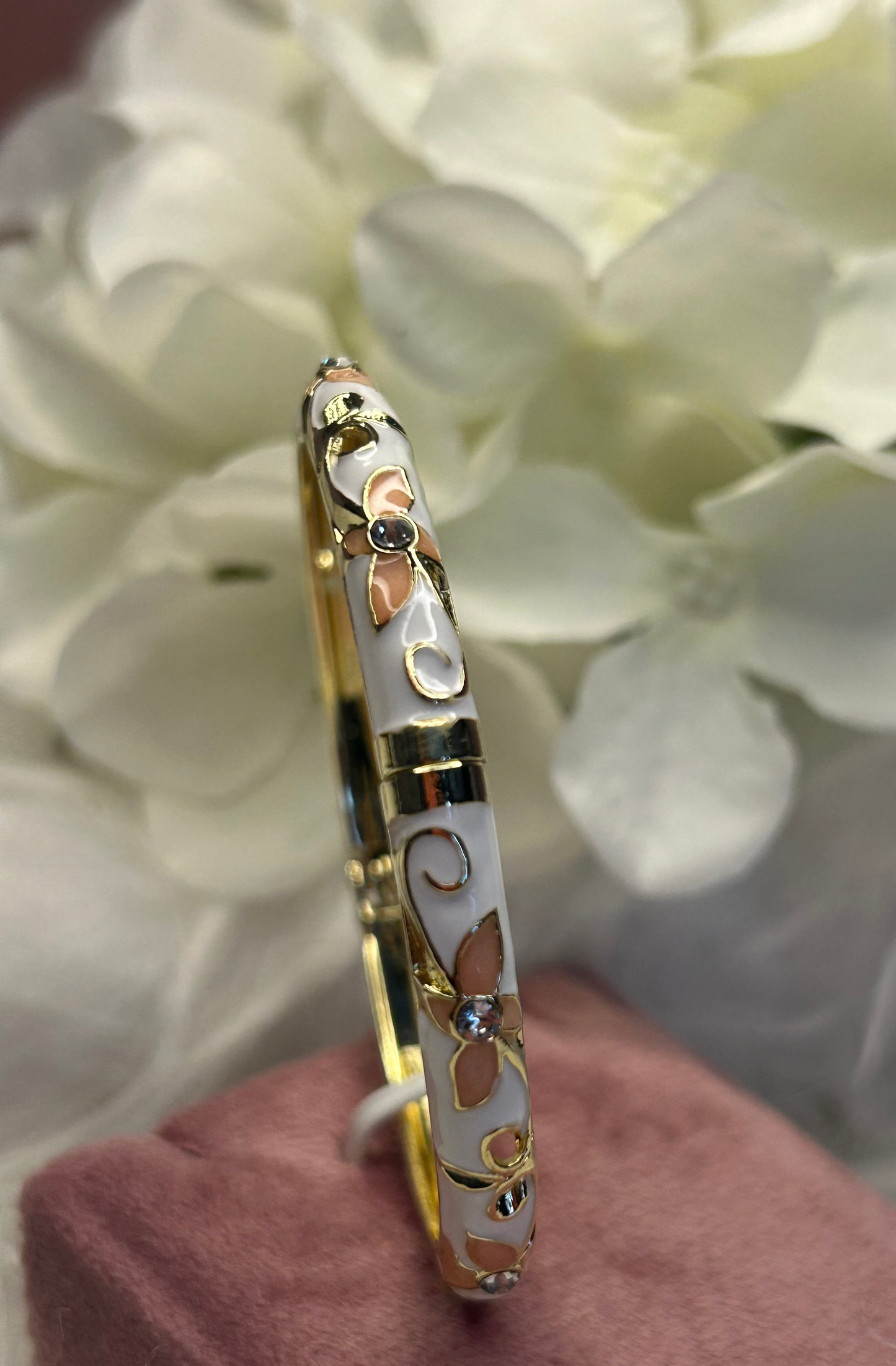 Thaise geëmailleerde joncarmband van messing – bloemmotief: Roze| Beautiva Boutique