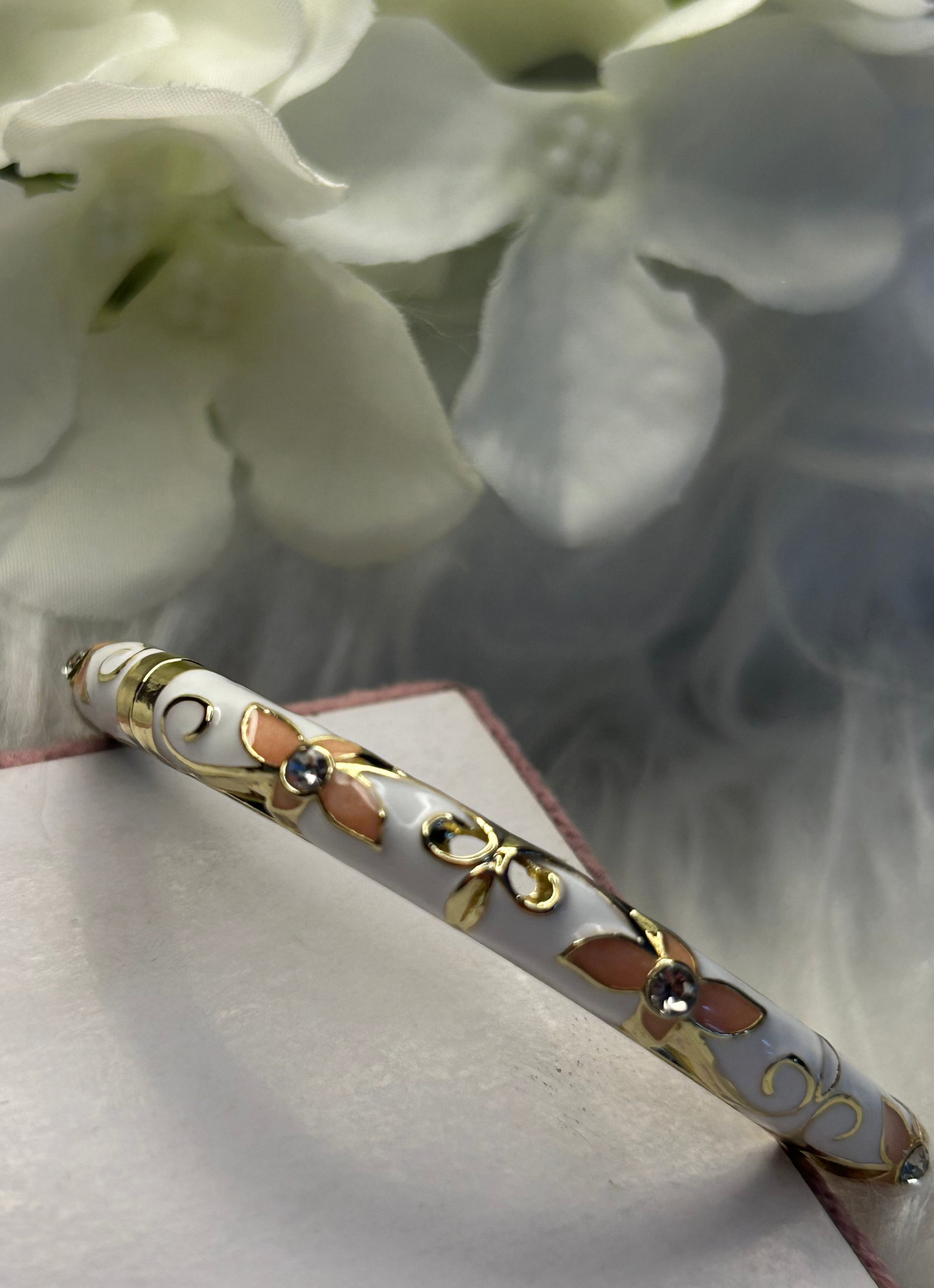 Thaise geëmailleerde joncarmband van messing – bloemmotief: Roze| Beautiva Boutique