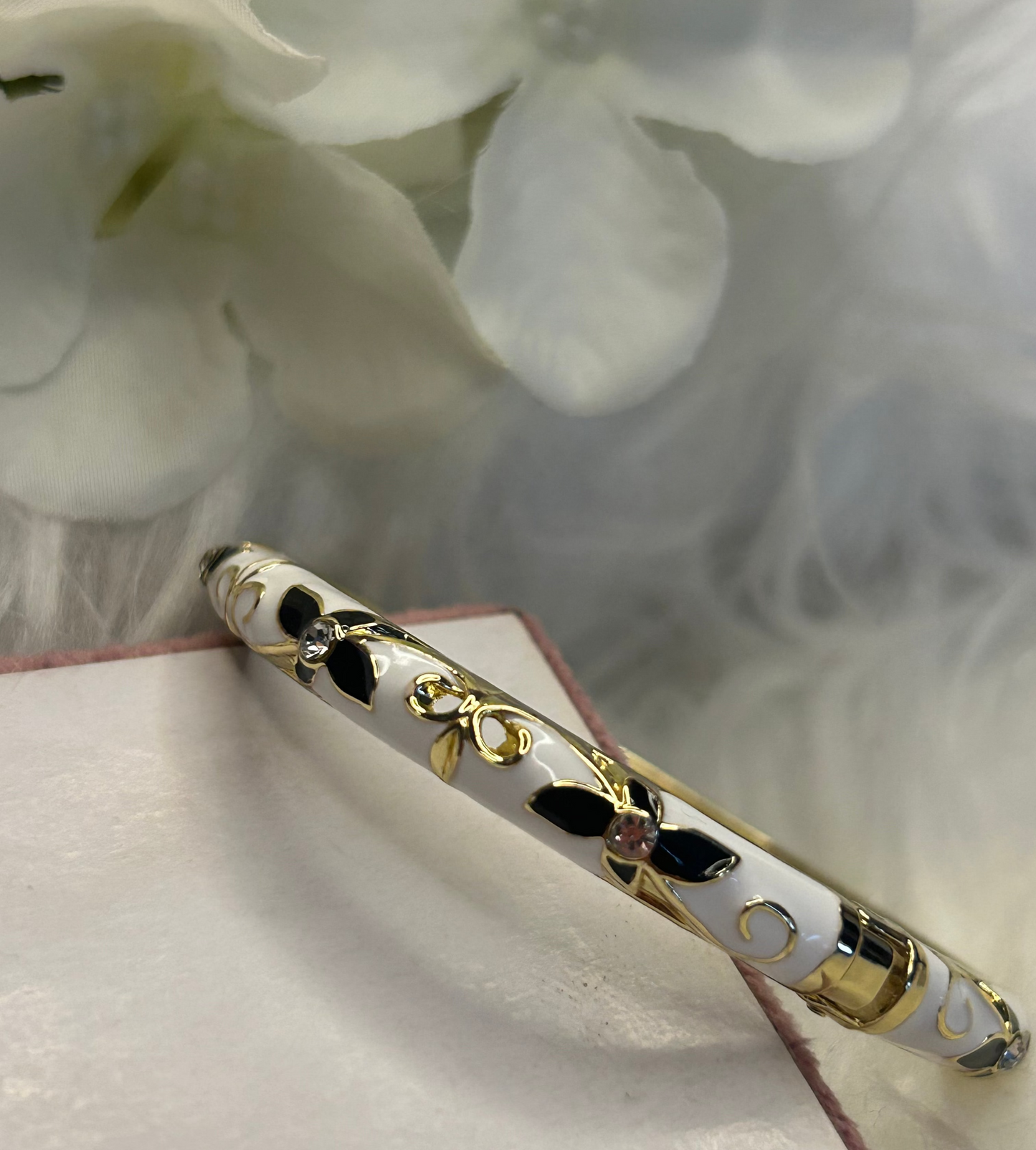 Thaise geëmailleerde joncarmband van messing – bloemmotief: zwart |Beautiva Boutique
