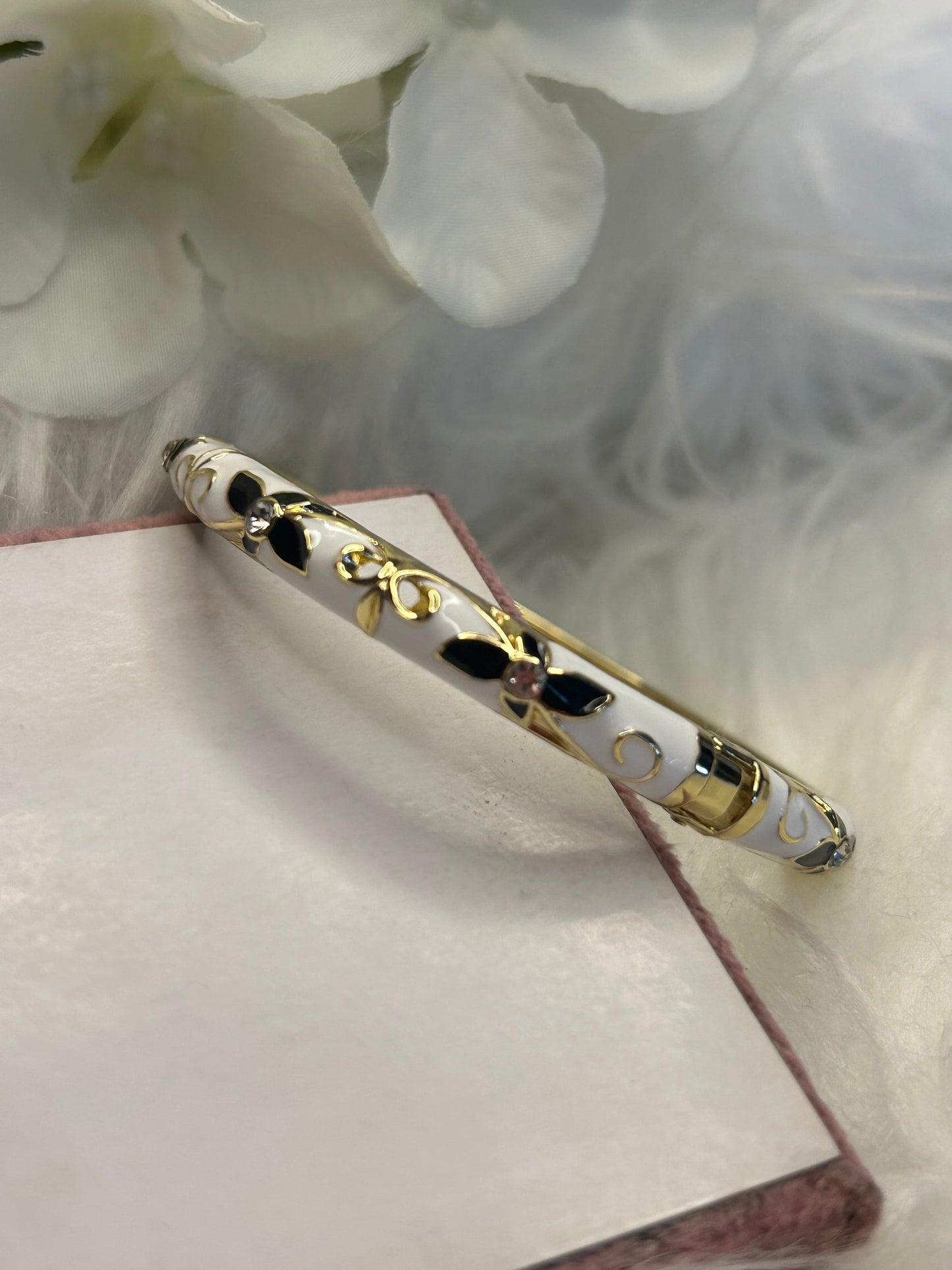 Thaise geëmailleerde joncarmband van messing – bloemmotief: zwart |Beautiva Boutique