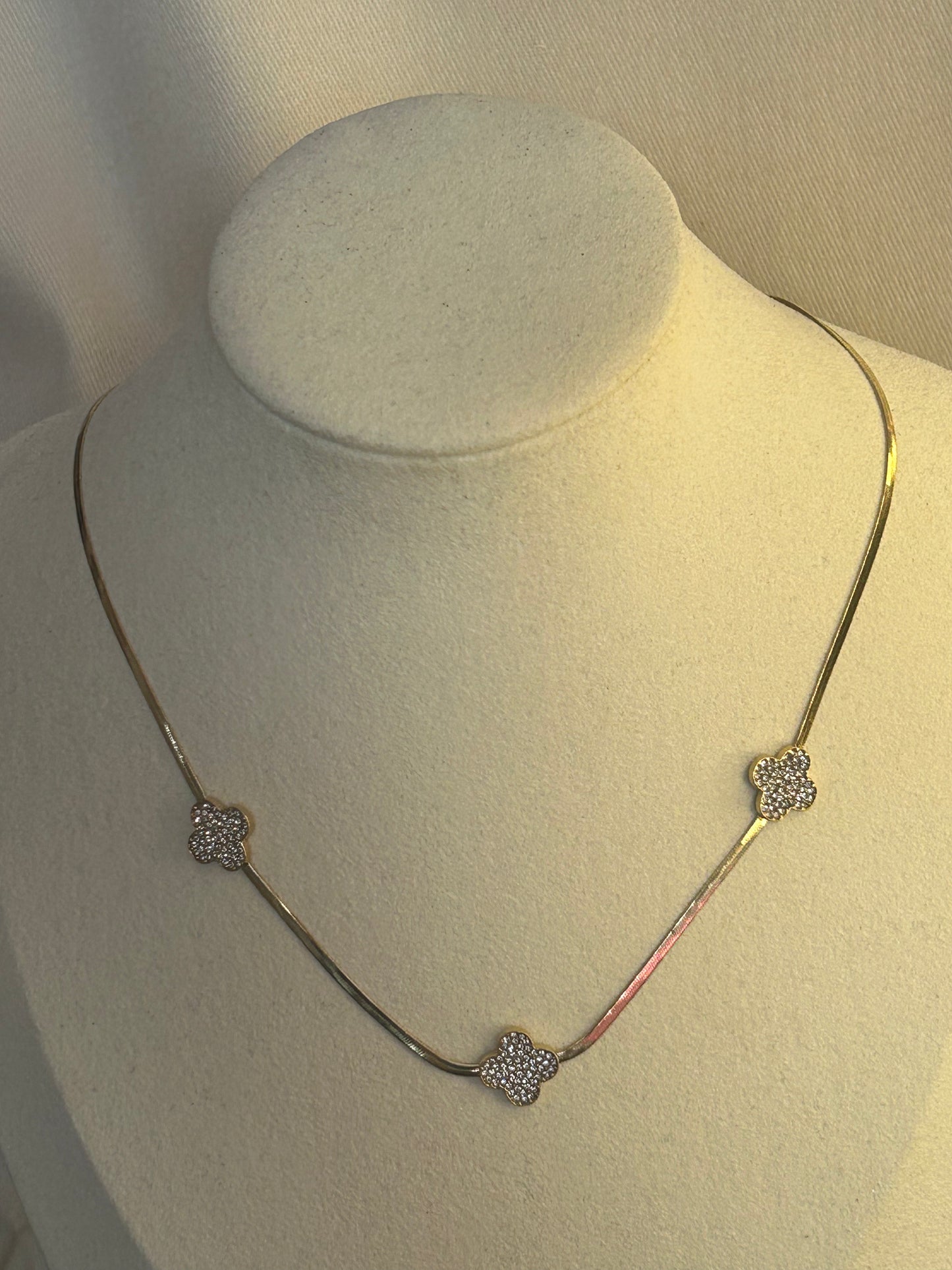 Ketting met Platte Schakels en Strass Klavers Roestvrijstaal |Beautiva Boutique