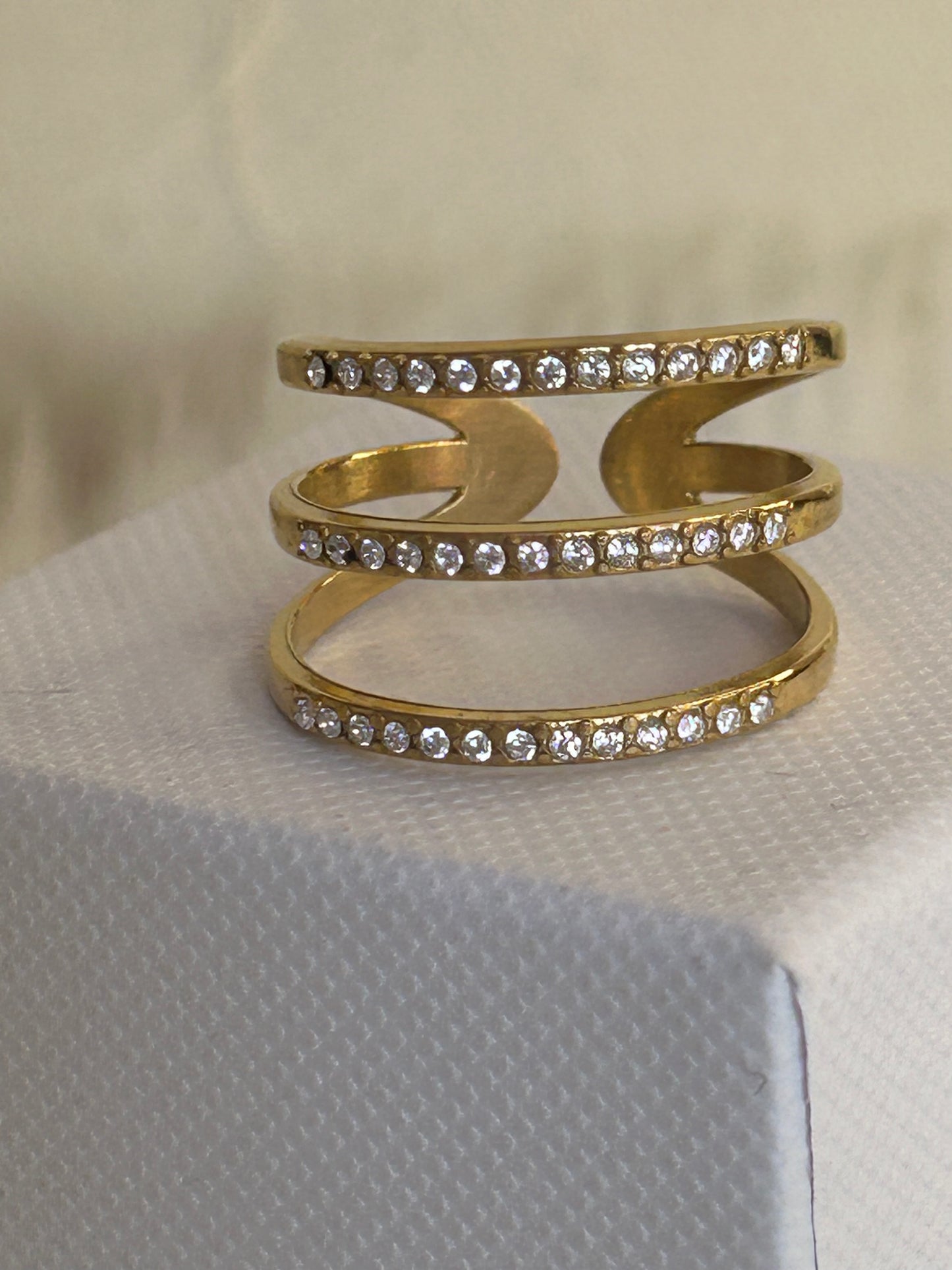 Drie-rijige strassring van roestvrij staal – chic & tijdloos: Verguld |Beautiva Boutique