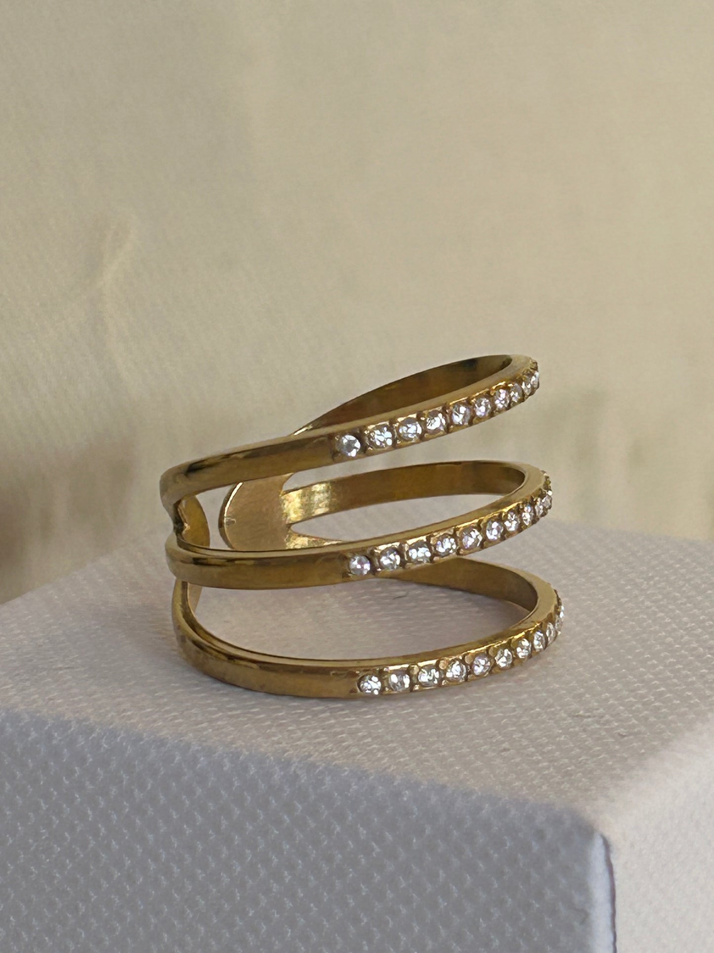Drie-rijige strassring van roestvrij staal – chic & tijdloos: Verguld |Beautiva Boutique