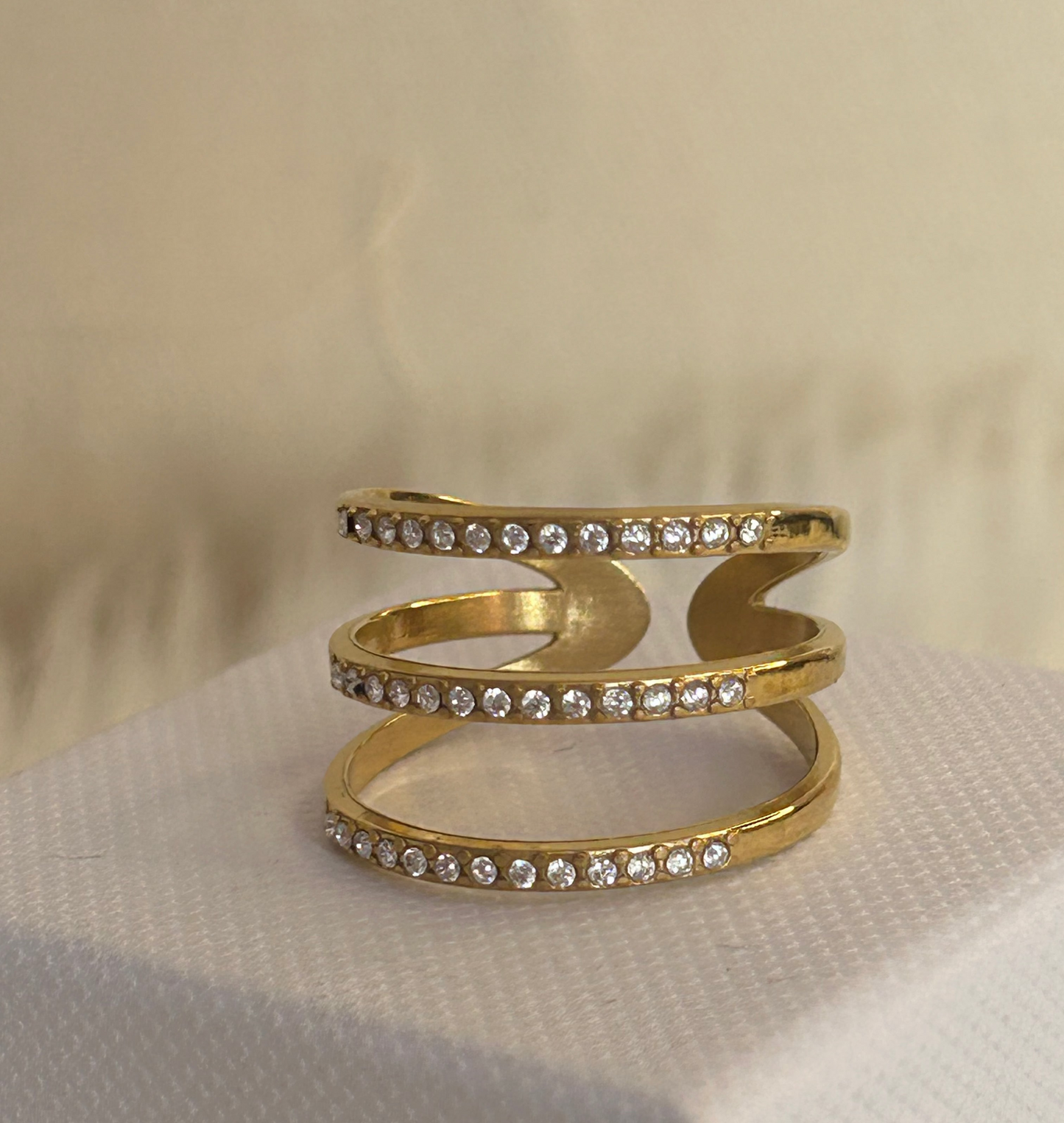 Drie-rijige strassring van roestvrij staal – chic & tijdloos: Verguld |Beautiva Boutique
