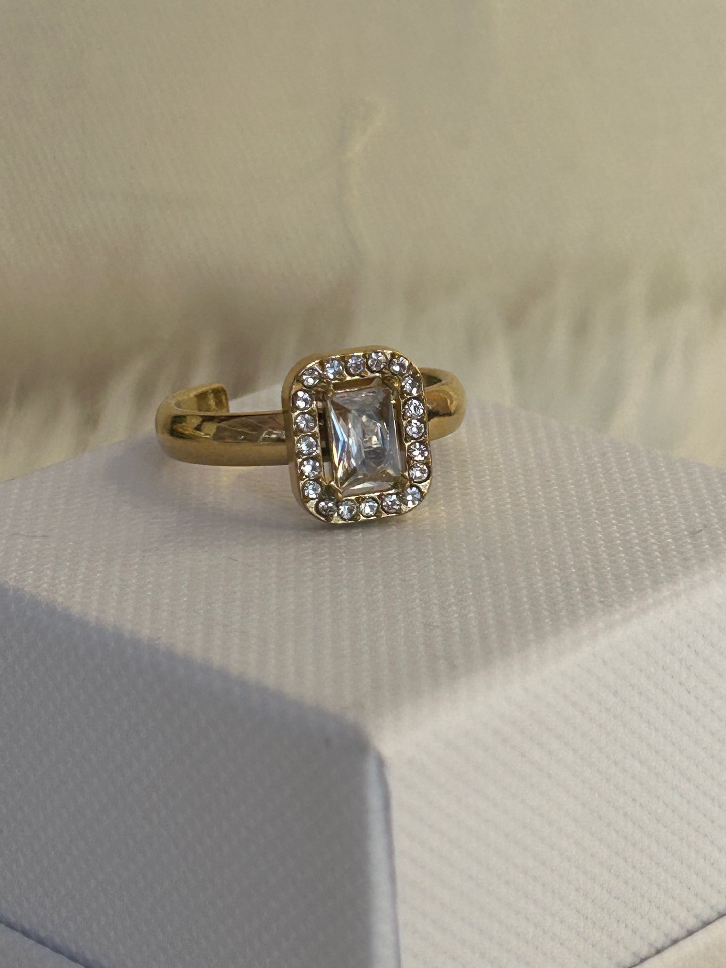 Ring met vierkante strass van roestvrij staal – Stralende elegantie: Verguld  |Beautiva Boutique
