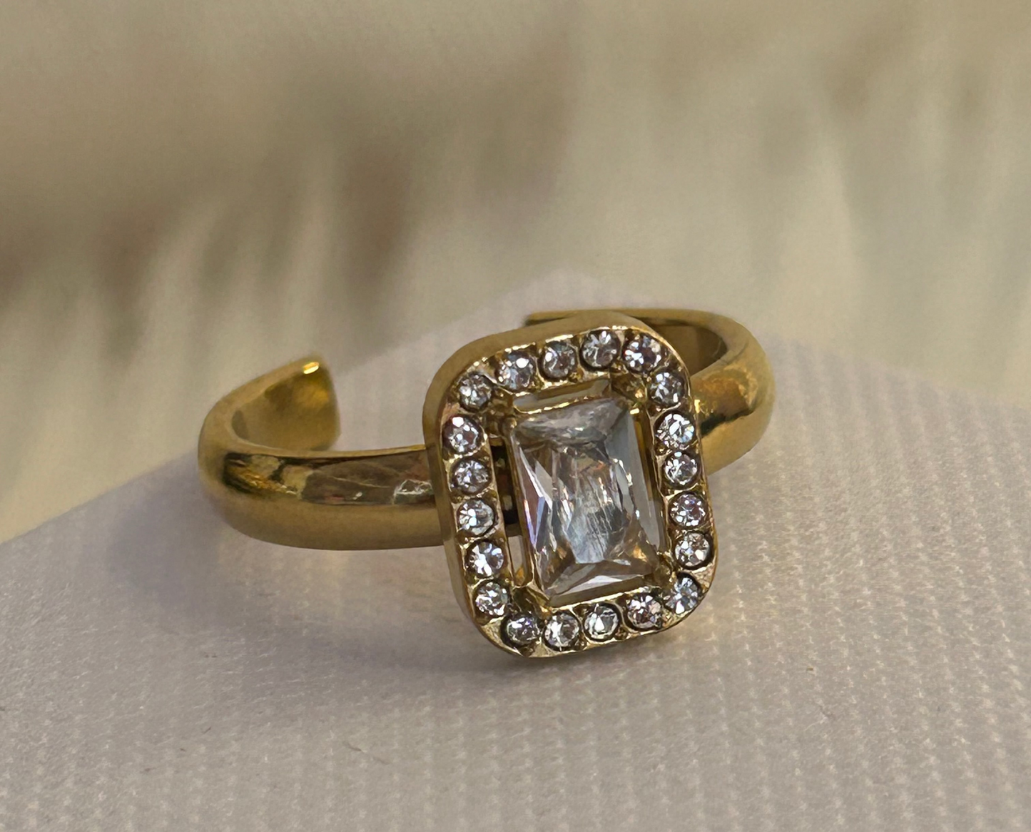 Ring met vierkante strass van roestvrij staal – Stralende elegantie: Verguld  |Beautiva Boutique