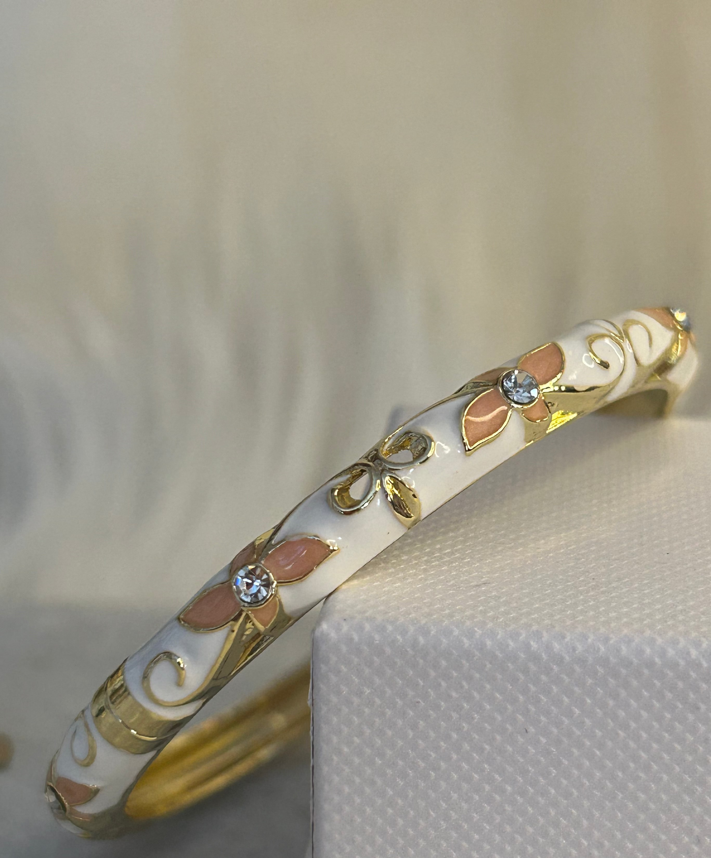 Thaise geëmailleerde joncarmband van messing – bloemmotief: Roze| Beautiva Boutique