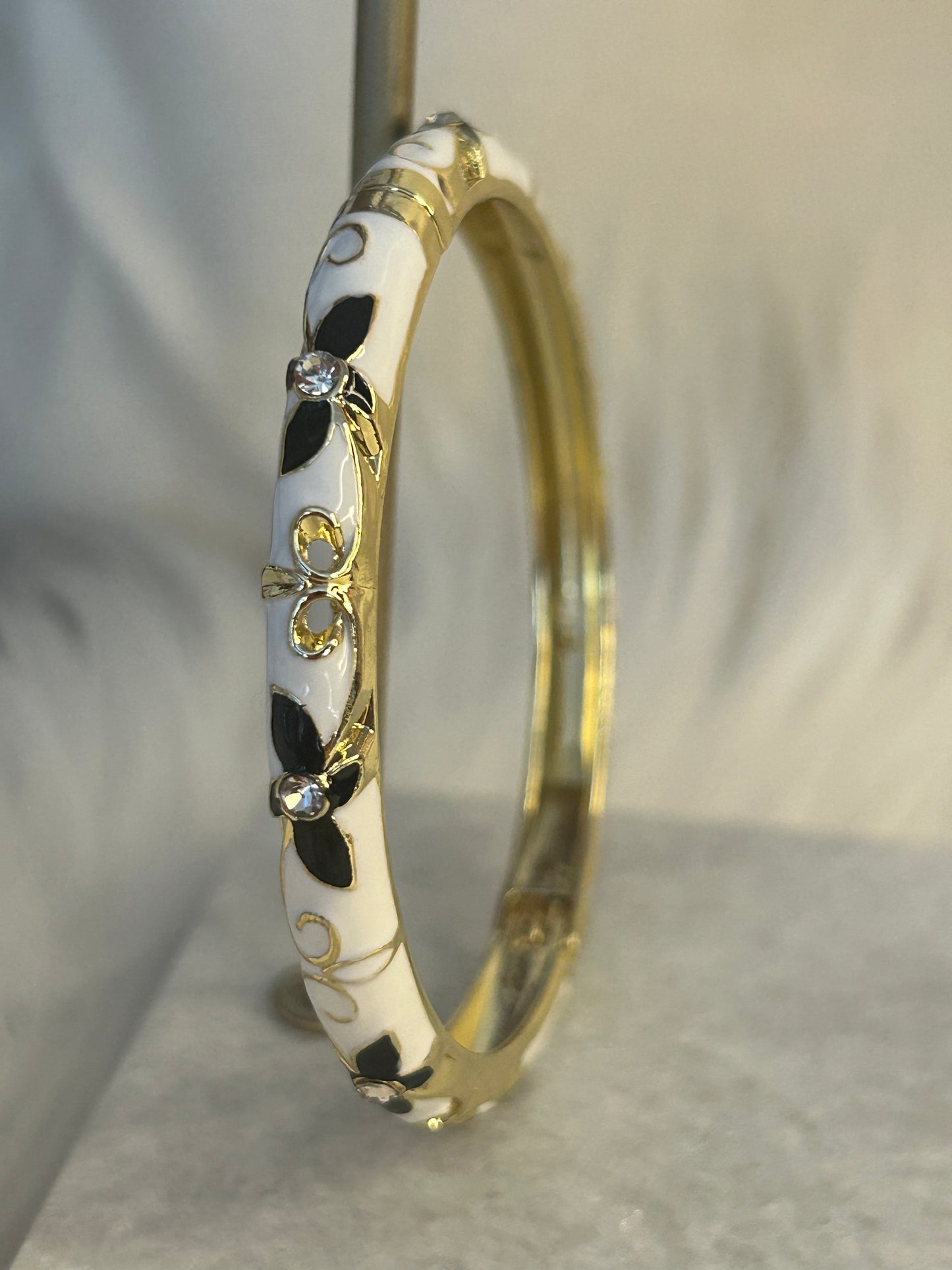Thaise geëmailleerde joncarmband van messing – bloemmotief: zwart |Beautiva Boutique