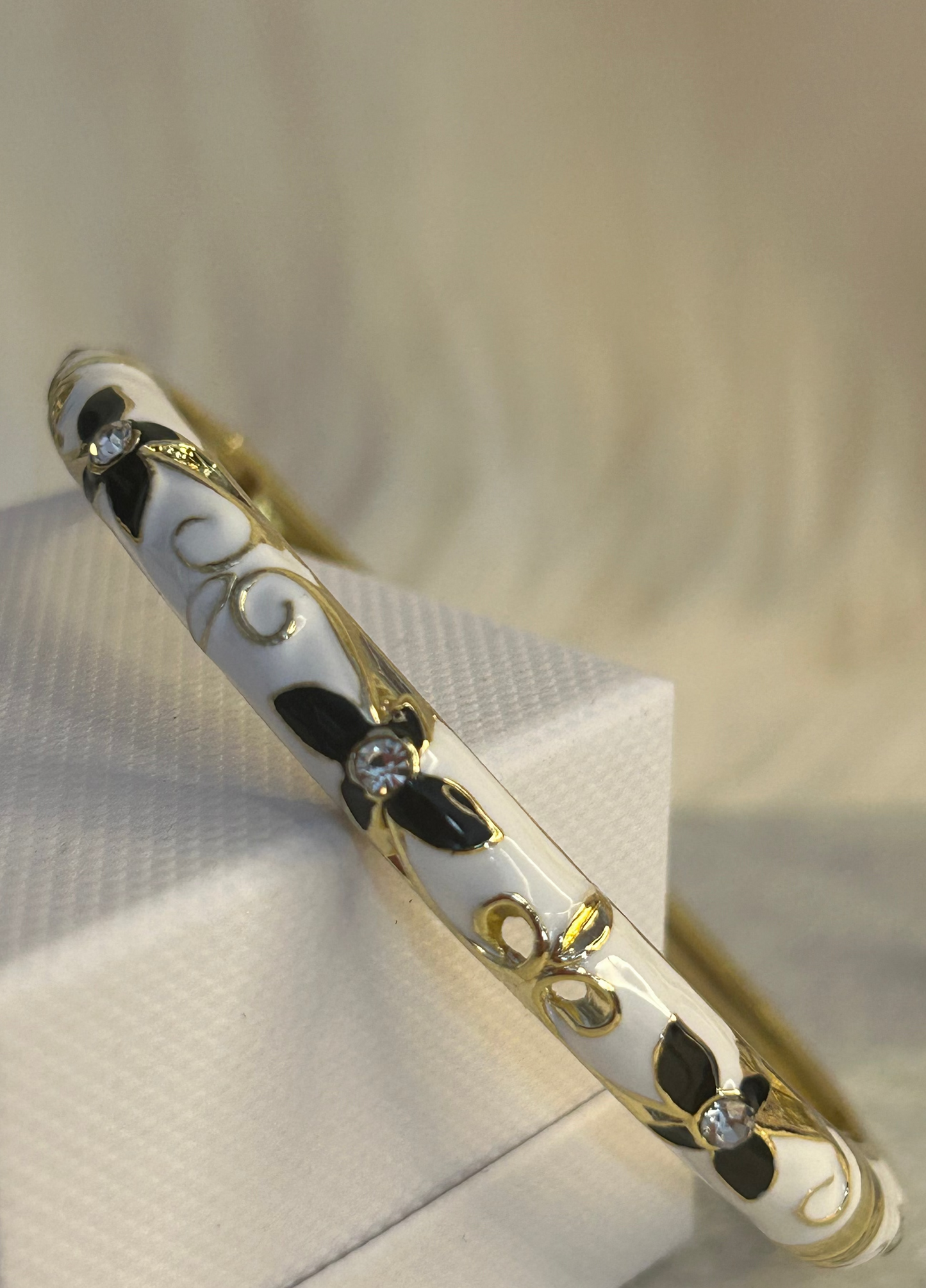 Thaise geëmailleerde joncarmband van messing – bloemmotief: zwart |Beautiva Boutique