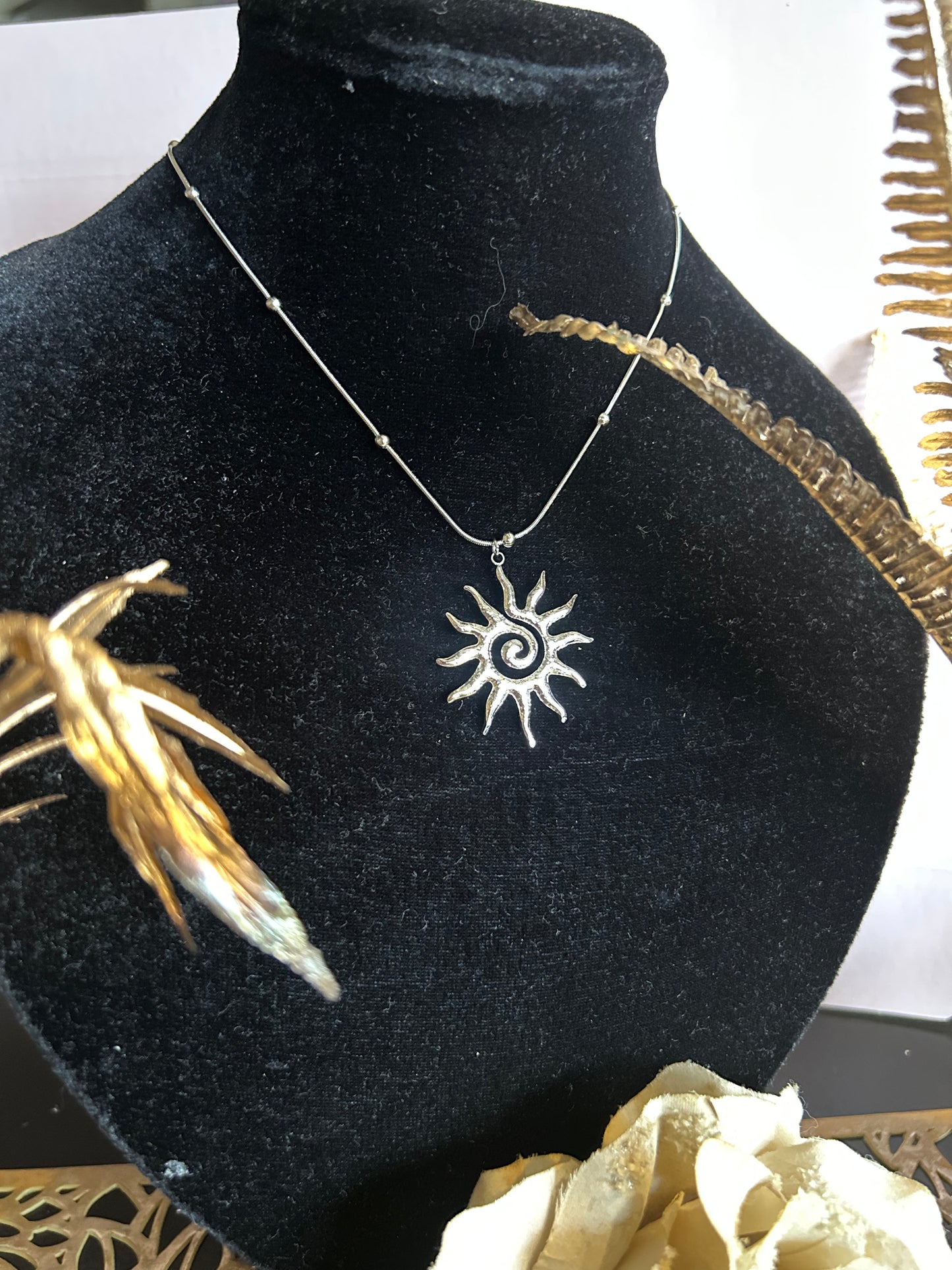 Roestvrijstalen ketting met spiraalvormige zon hanger bohemien Zilver | Beautiva Boutique