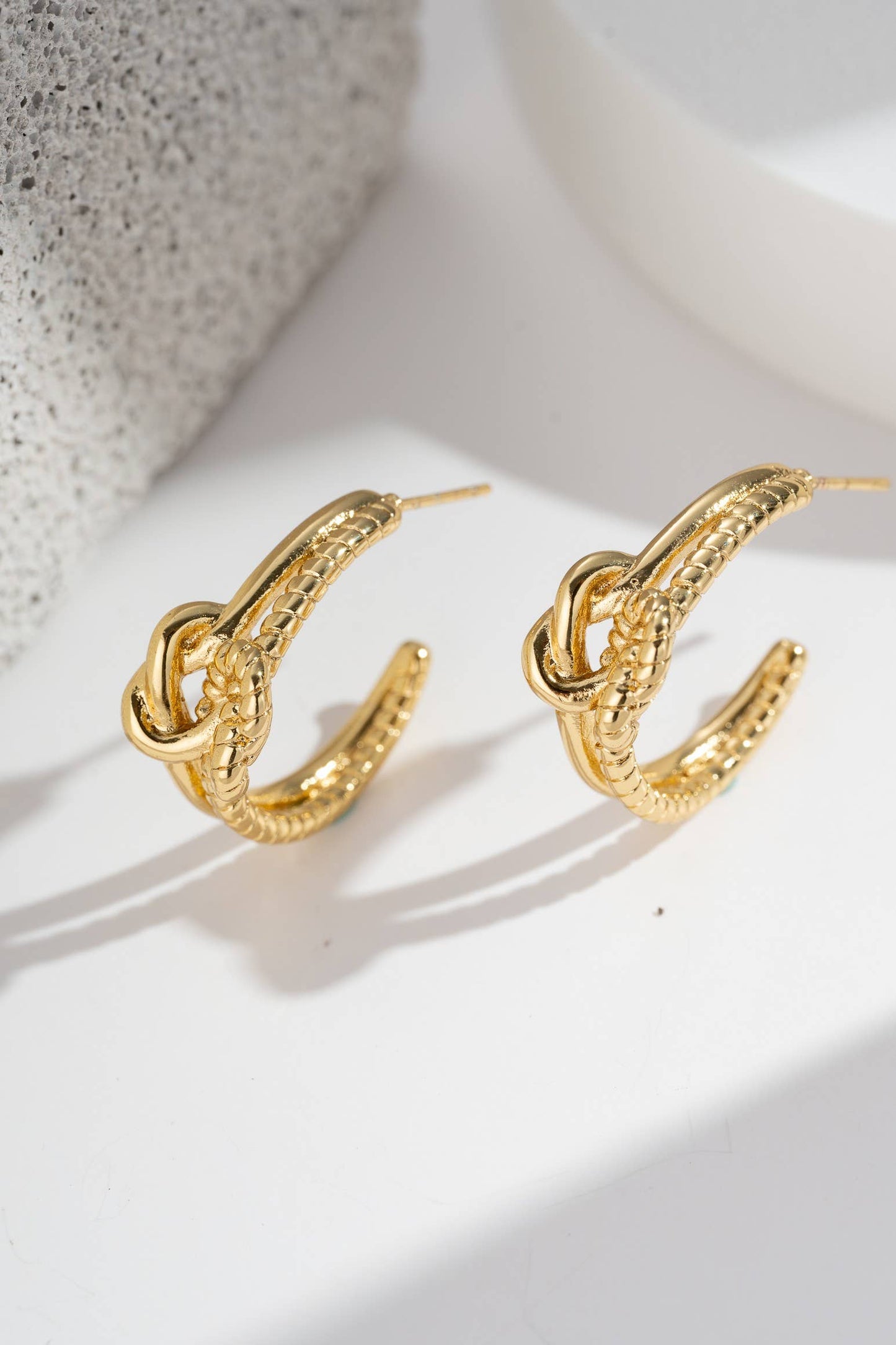 Originele en trendy gouden textuurknoop creolen in staal|Beautiva Boutique