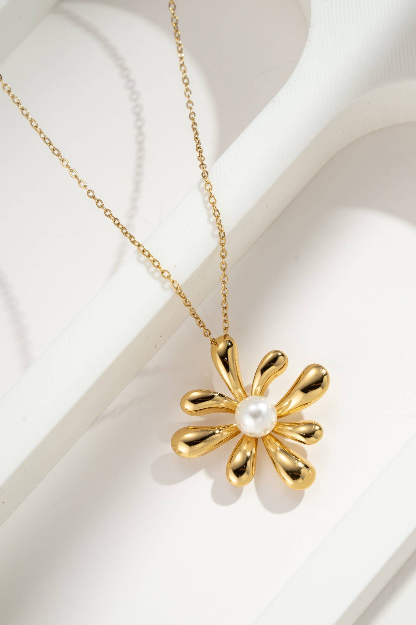Elegante gouden bloemenketting versierd met witte parel in staal |Beautiva Boutique