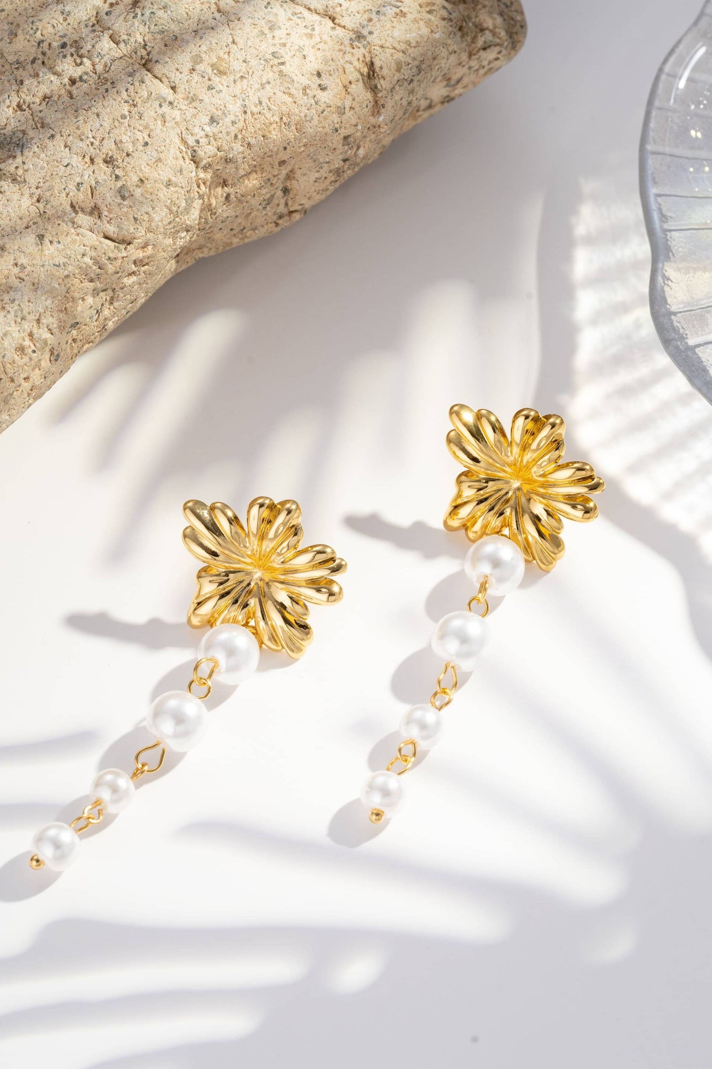 Gouden bloemoorbellen en roestvrijstalen parels|Beautiva Boutique