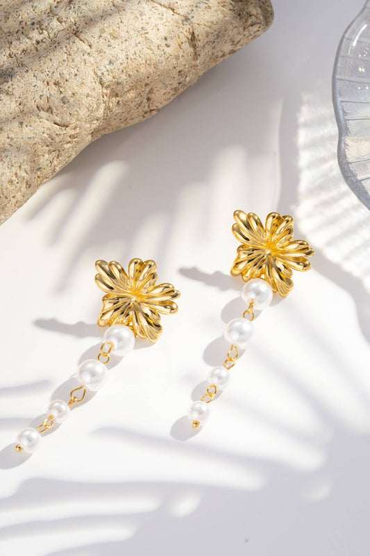 Gouden bloemoorbellen en roestvrijstalen parels|Beautiva Boutique