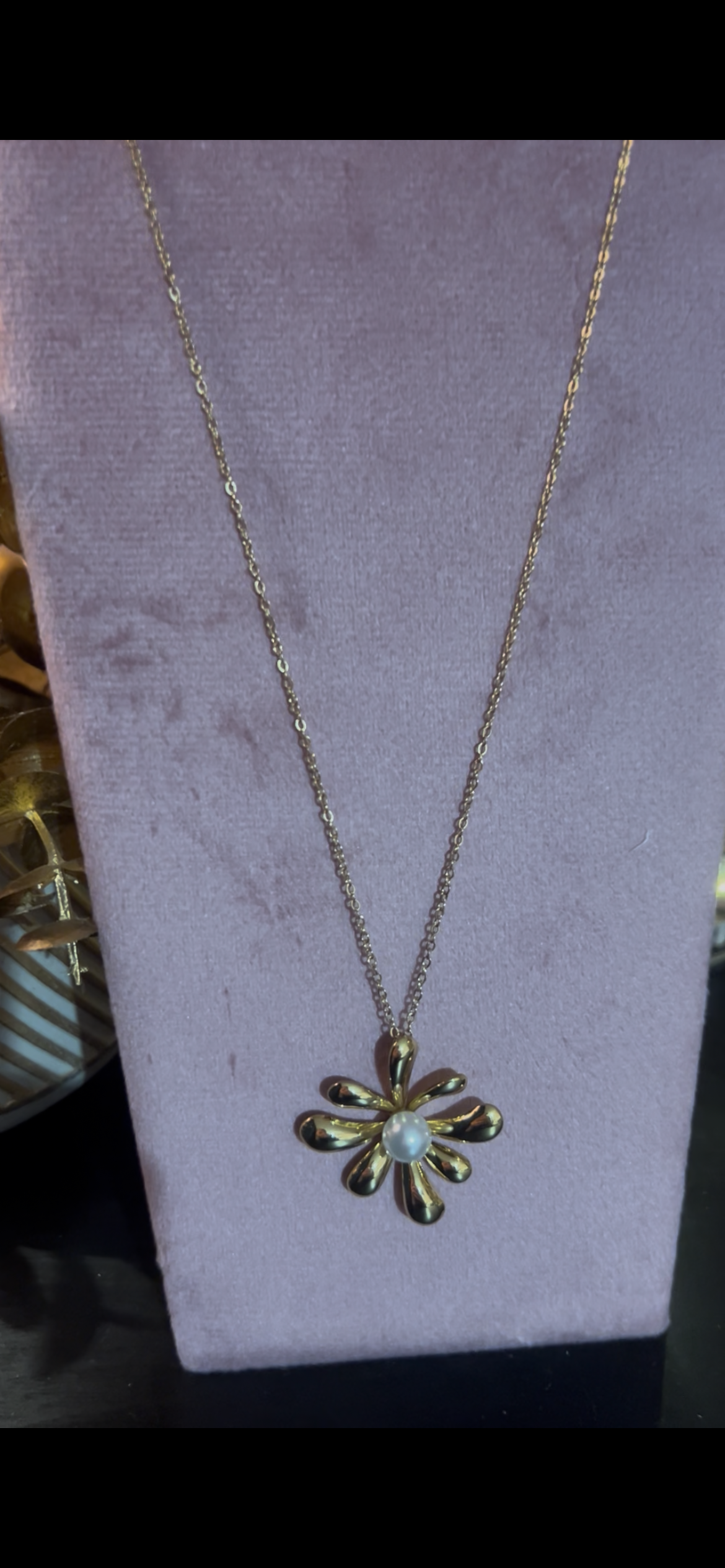 Elegante gouden bloemenketting versierd met witte parel in staal |Beautiva Boutique