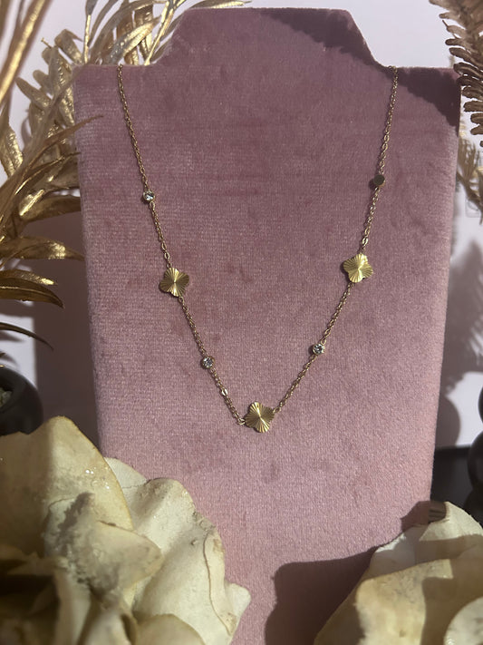 Gouden roestvrijstalen ketting met opengewerkte bloemen en heldere stenen.|Beautiva Boutique