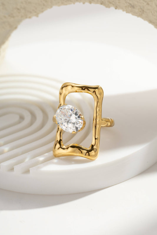 Gouden Ring Transparante Ovale Steen Getextureerde Rand Staal |Beautiva Boutique