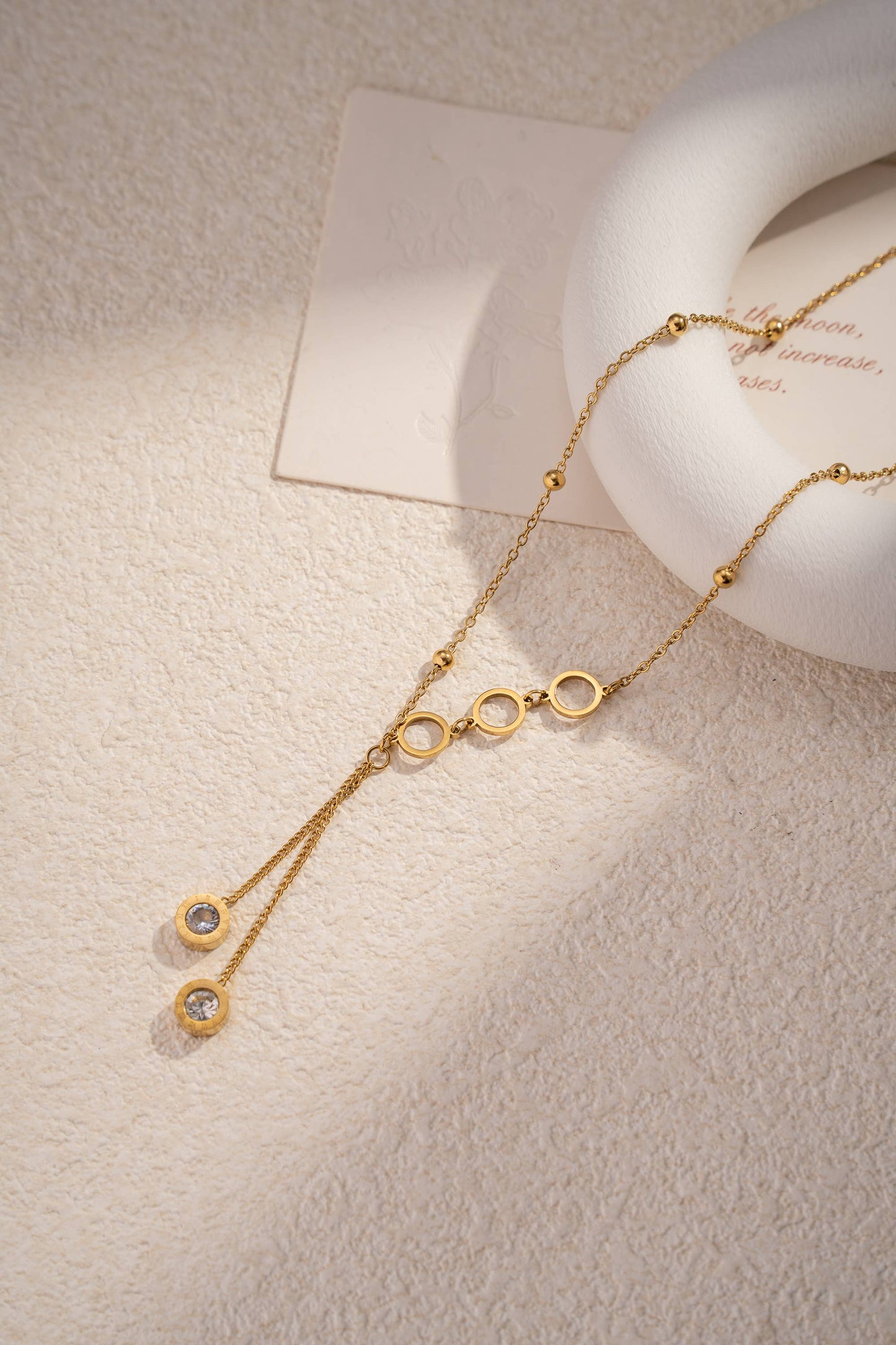 Elegante gouden ketting met ronde parelmoeren hangers|Beautiva Boutique