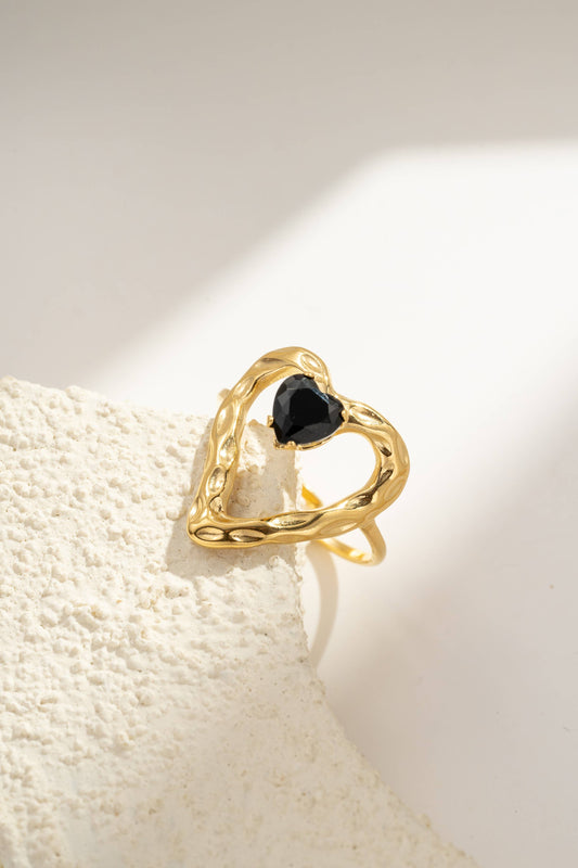 Verstelbare ring van verguld staal met getextureerd hart en zwarte kristal |Beautiva Boutique