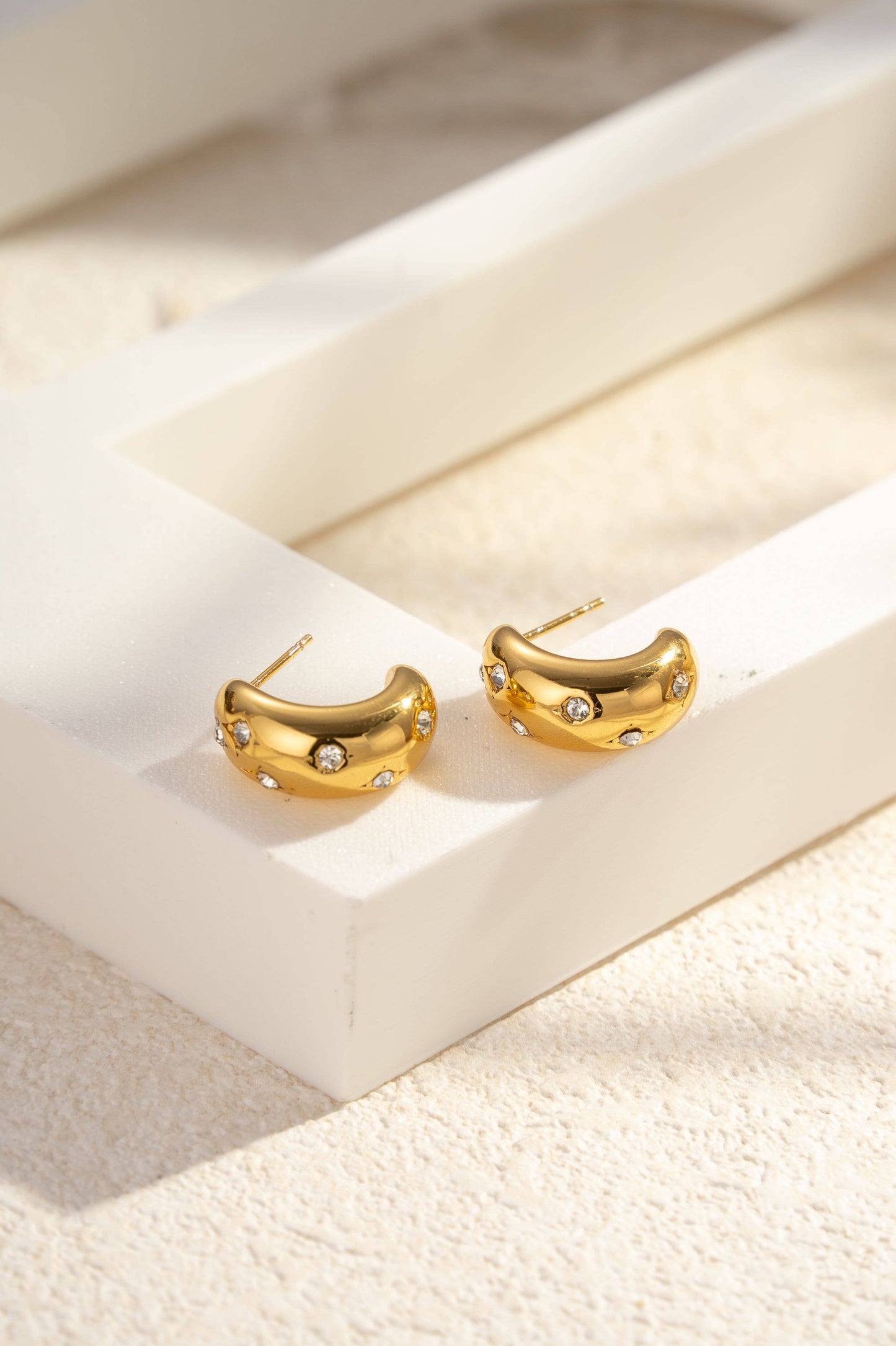 Gouden creolen van roestvrij staal met een ontwerp bezet met heldere kristallen|Beautiva Boutique
