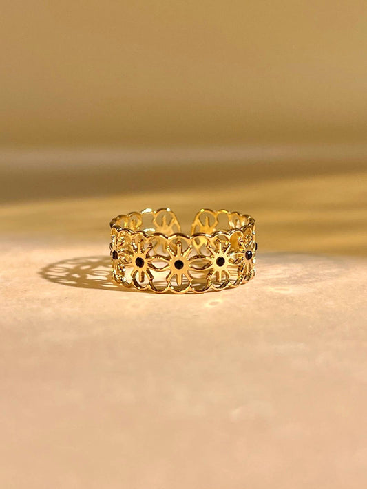 Roestvrijstalen ring opengewerkte ring met zwarte en gouden strass. |Beautiva Boutique