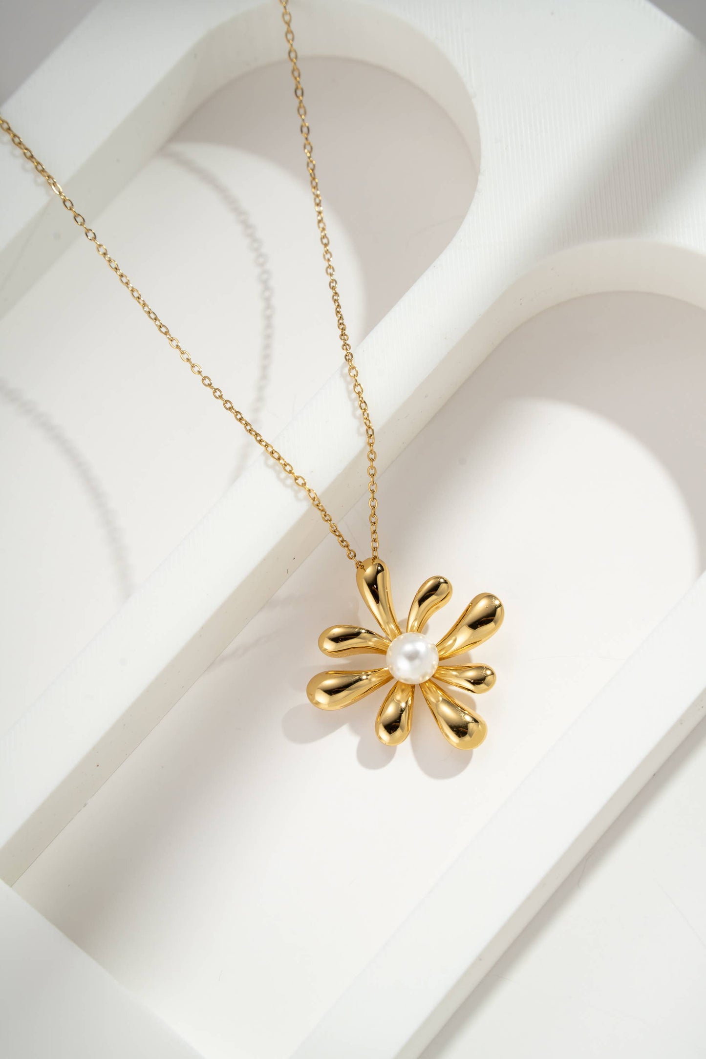 Elegante gouden bloemenketting versierd met witte parel in staal |Beautiva Boutique