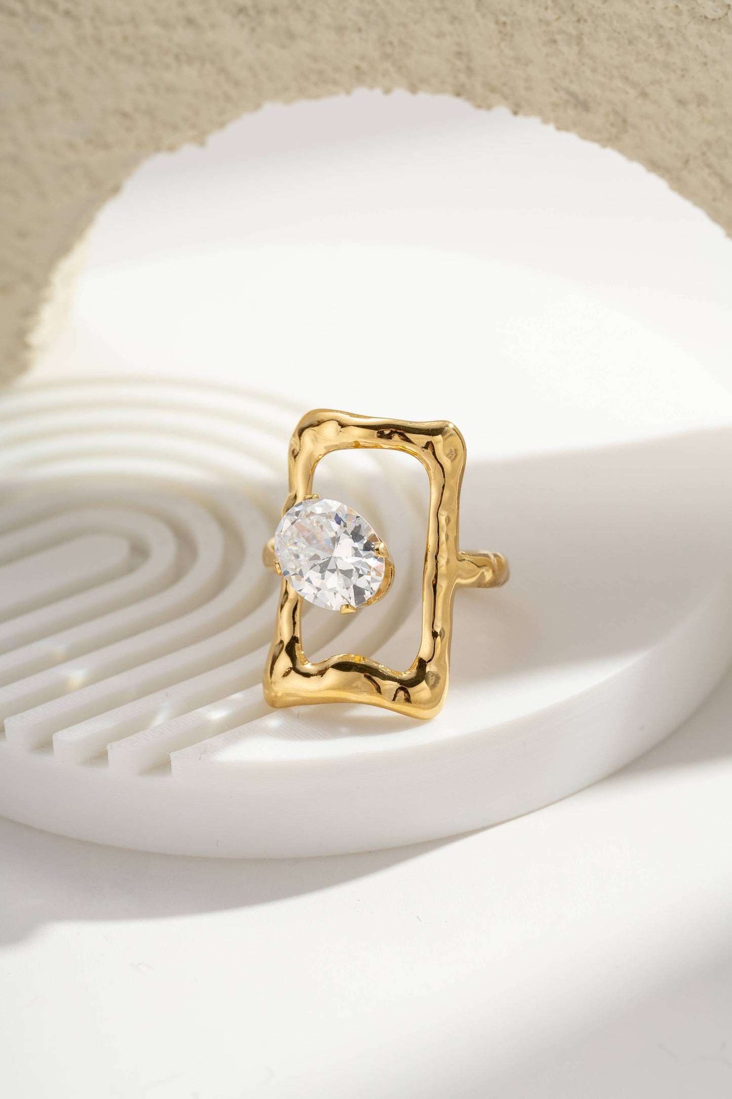 Gouden Ring Transparante Ovale Steen Getextureerde Rand Staal |Beautiva Boutique