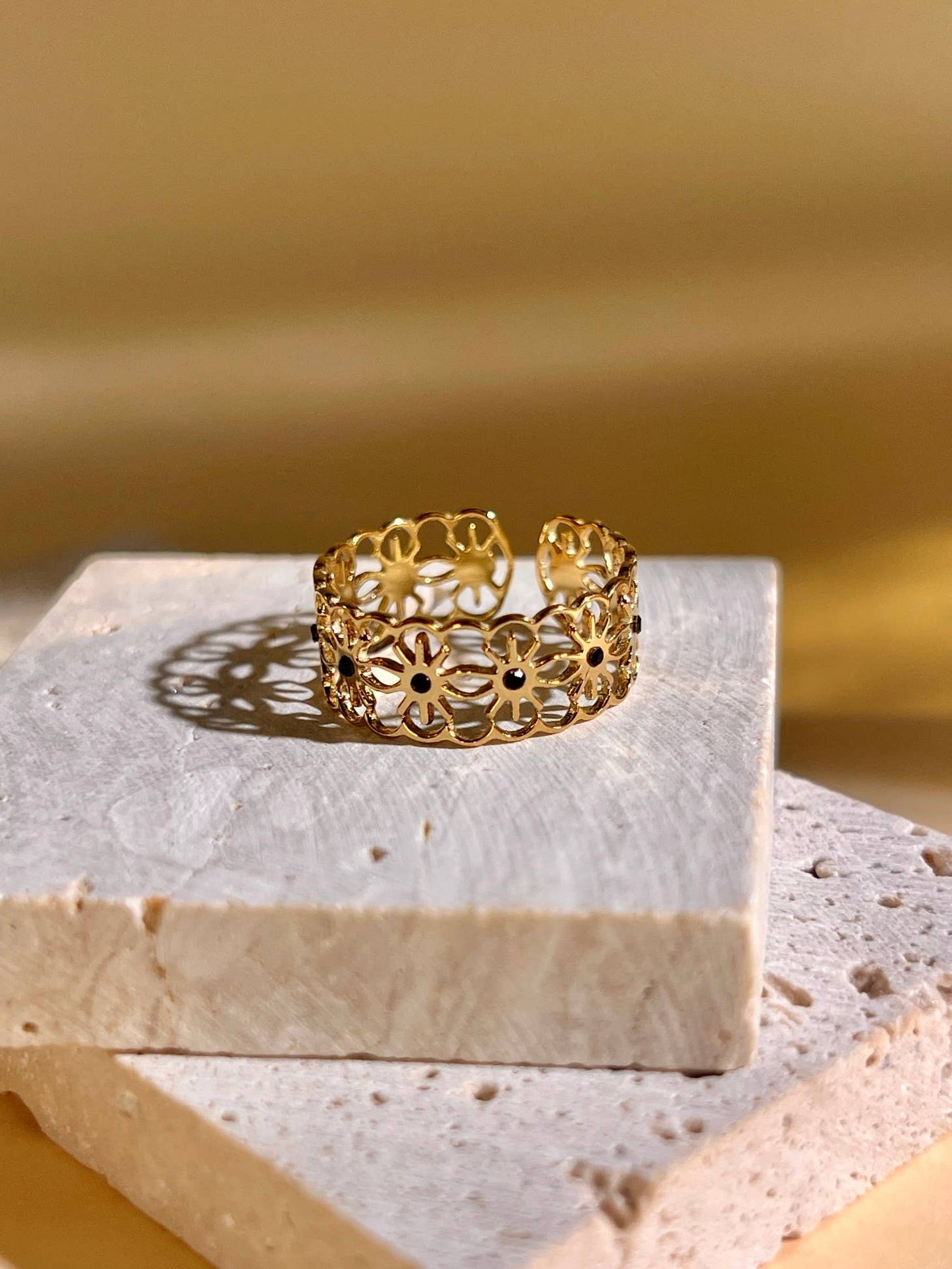 Roestvrijstalen ring opengewerkte ring met zwarte en gouden strass. |Beautiva Boutique