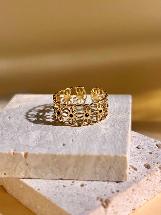 Roestvrijstalen ring opengewerkte ring met zwarte en gouden strass. |Beautiva Boutique