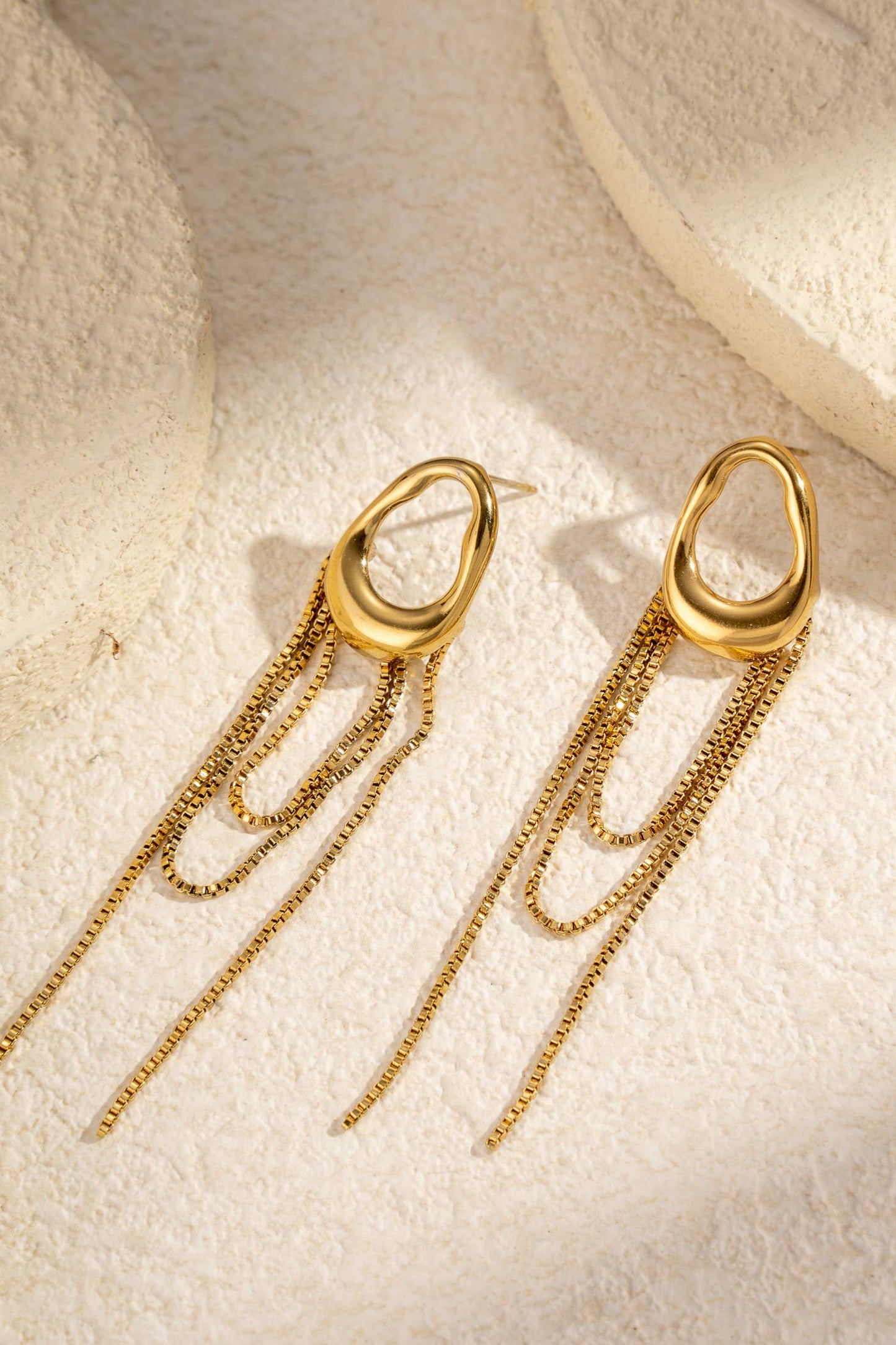 Gouden krullen oorbellen vloeiende hangers  roestvrij staal gouden beweging|Beautiva Boutique