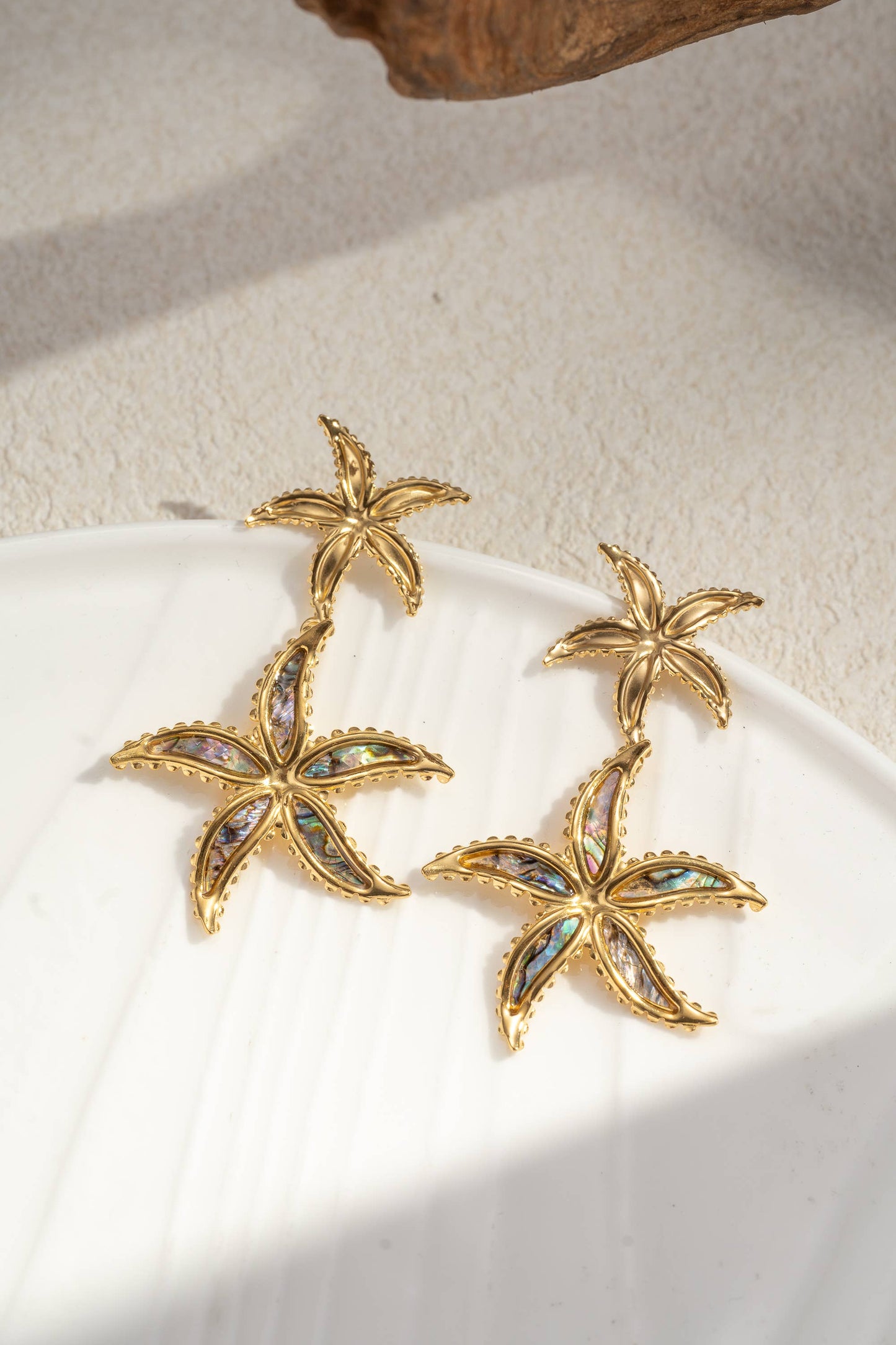 Oorbellen Goud van roestvrij staal met iriserende parelmoer zeester | Beautiva Boutique