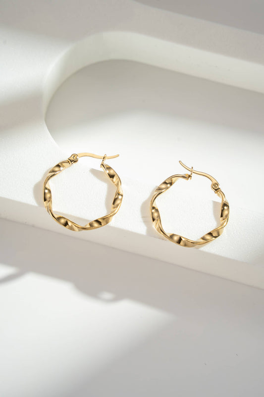 Elegante gedraaide gouden creolen minimalistische chique stijl|Beautiva Boutique