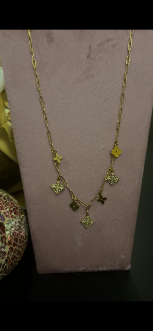 Golden Charm Luxe Ketting, 18K verguld RVS met klaver en bloemhangers | Beautiva Boutique
