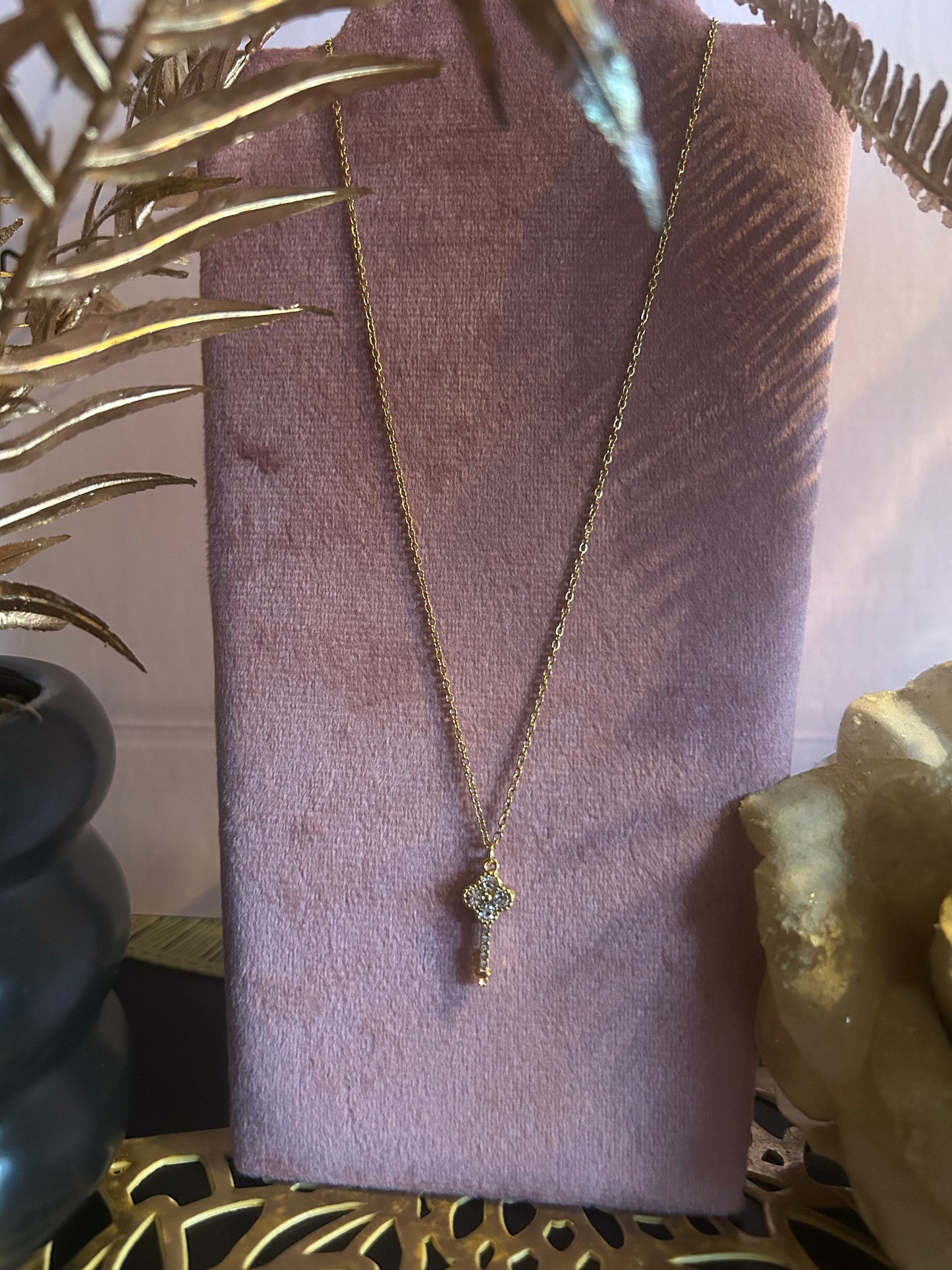 Deze gouden sleutelketting van roestvrij staal, bezet met stenen |Beautiva Boutique