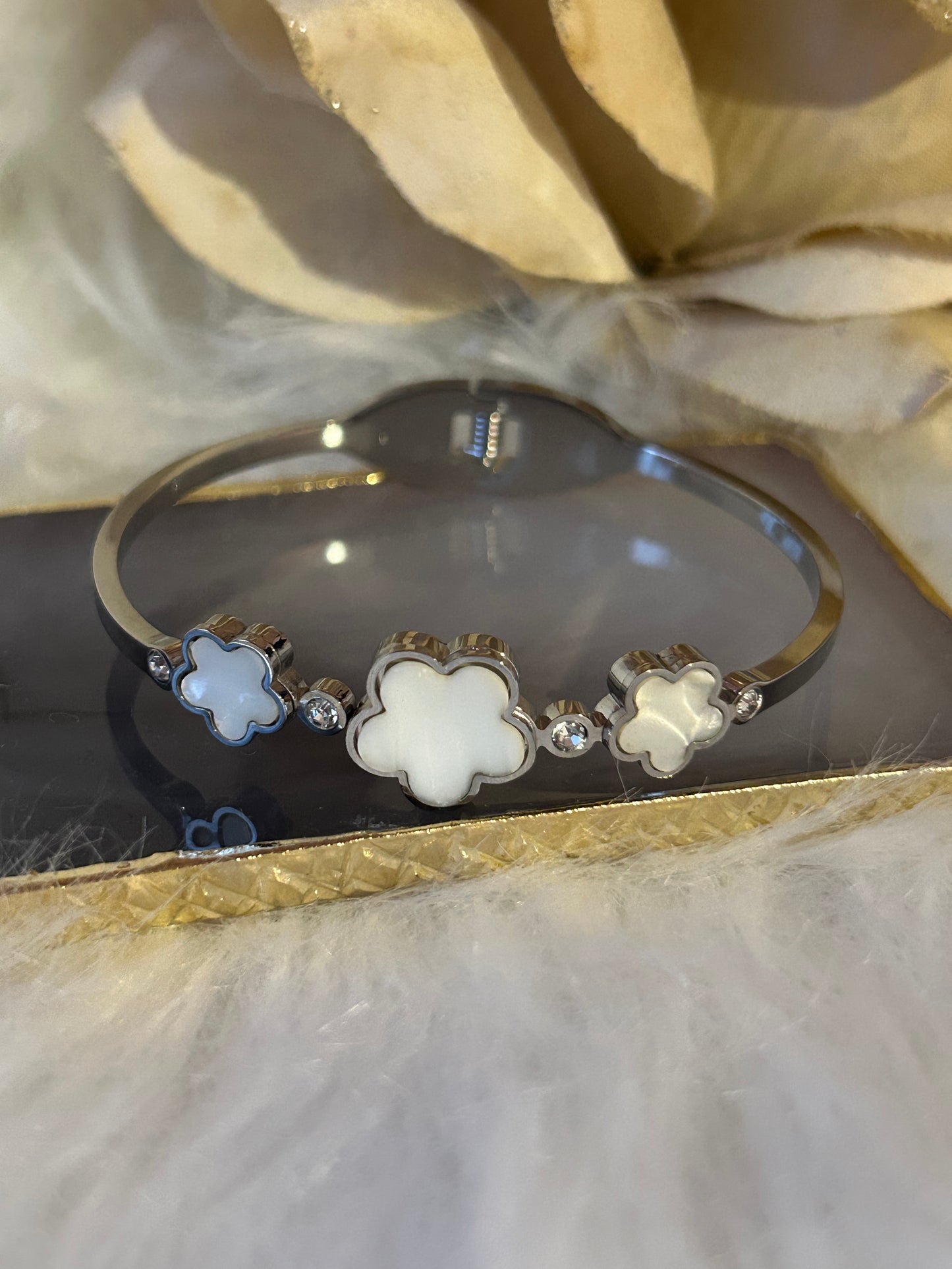 Luxe  Zilverkleurige Armband met parelmoer klavers| Beautiva Boutique