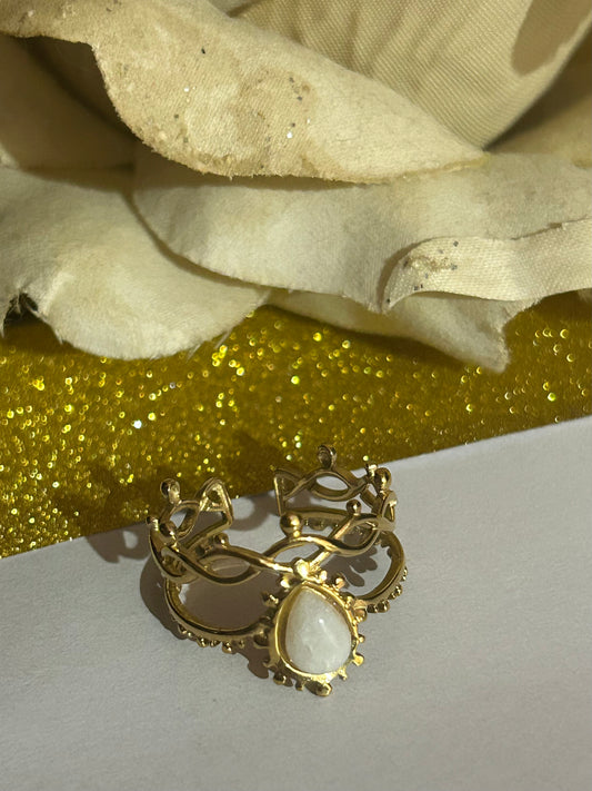 Gouden opengewerkte ring van roestvrij staal met gekleurde steen: Wit |Beautiva Boutique