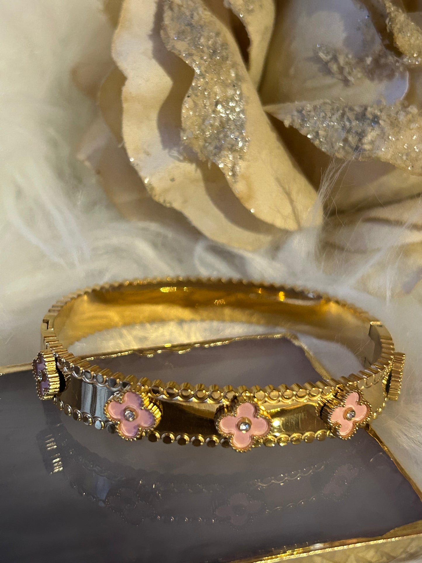 Lucky Clover Armband, RVS armband met roze details| Beautiva Boutique