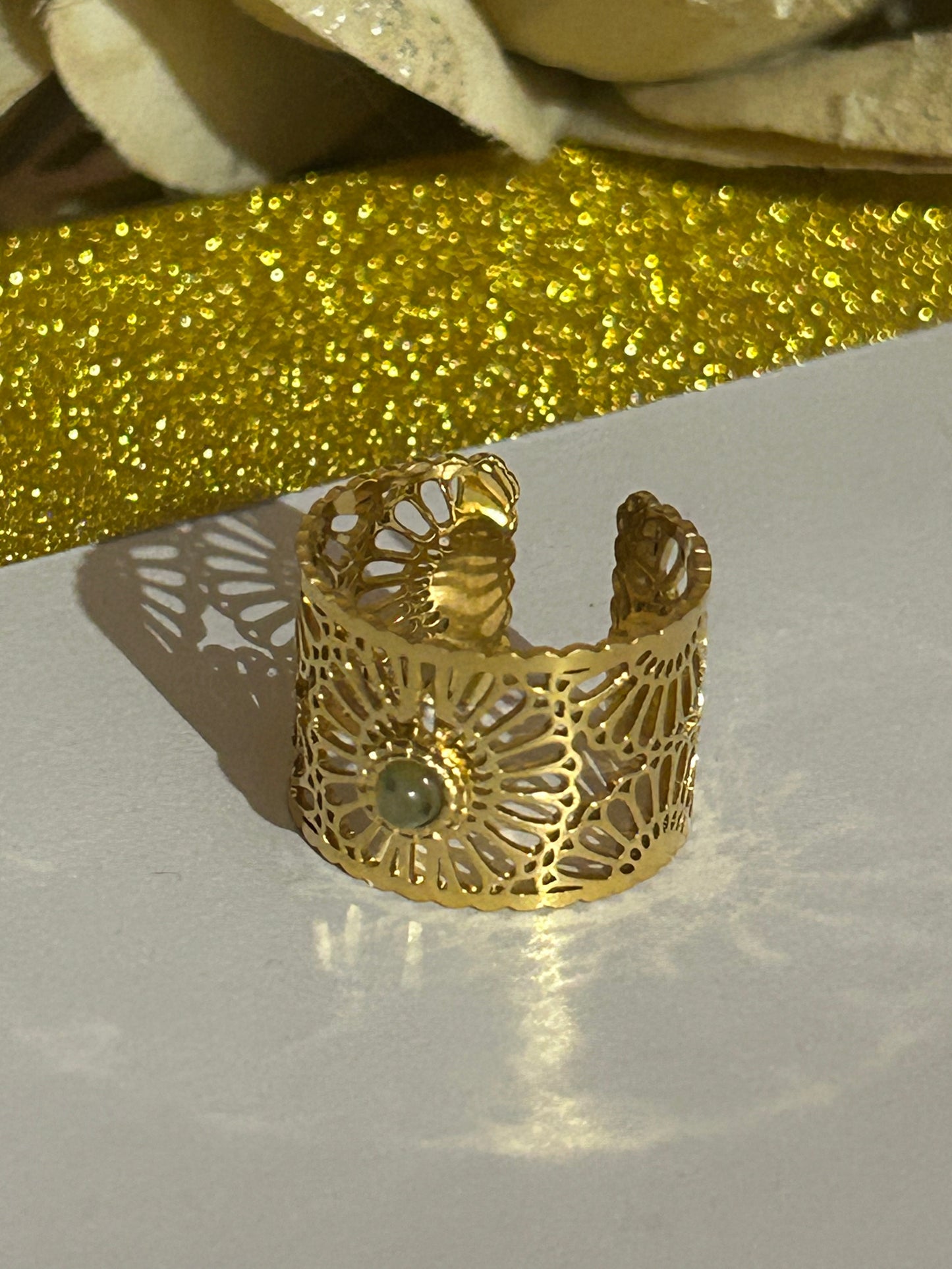 Gouden opengewerkte ring versierd met verstelbare natuursteen|Beauitva Boutique
