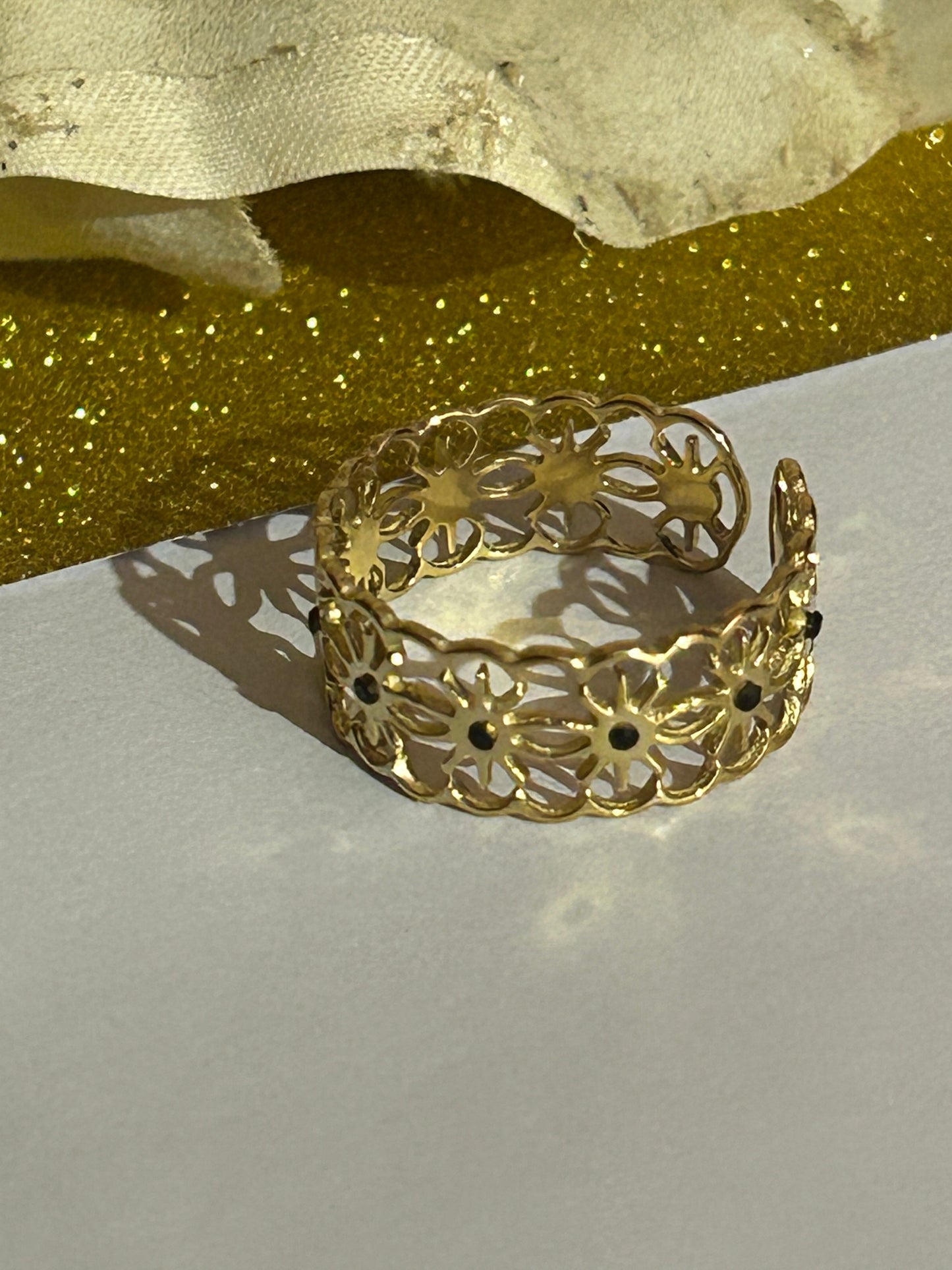 Roestvrijstalen ring opengewerkte ring met zwarte en gouden strass. |Beautiva Boutique